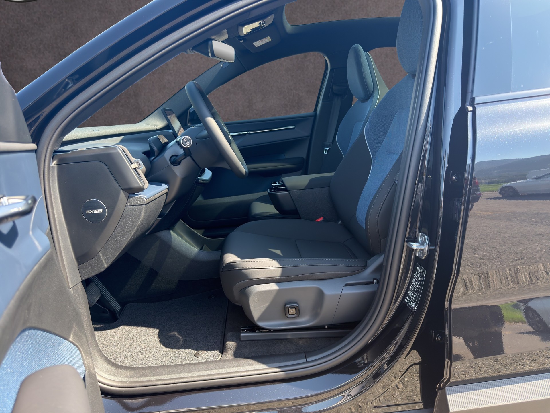 VOLVO EX30 E60 Twin Ultra Performance Sw. Black Ed. AWD-image-8