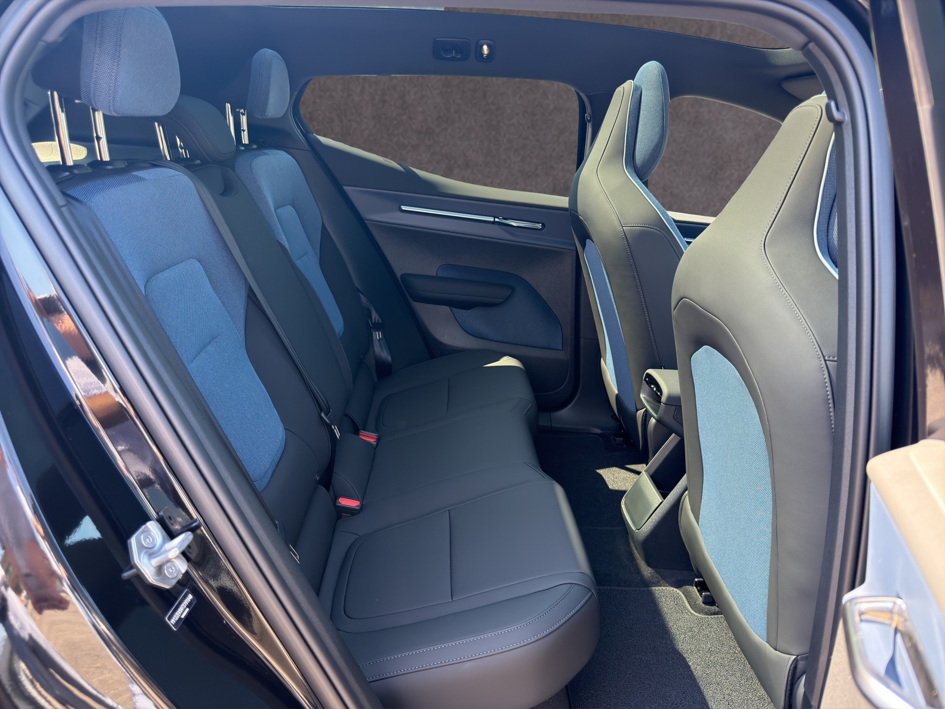 VOLVO EX30 E60 Twin Ultra Performance Sw. Black Ed. AWD-image-15