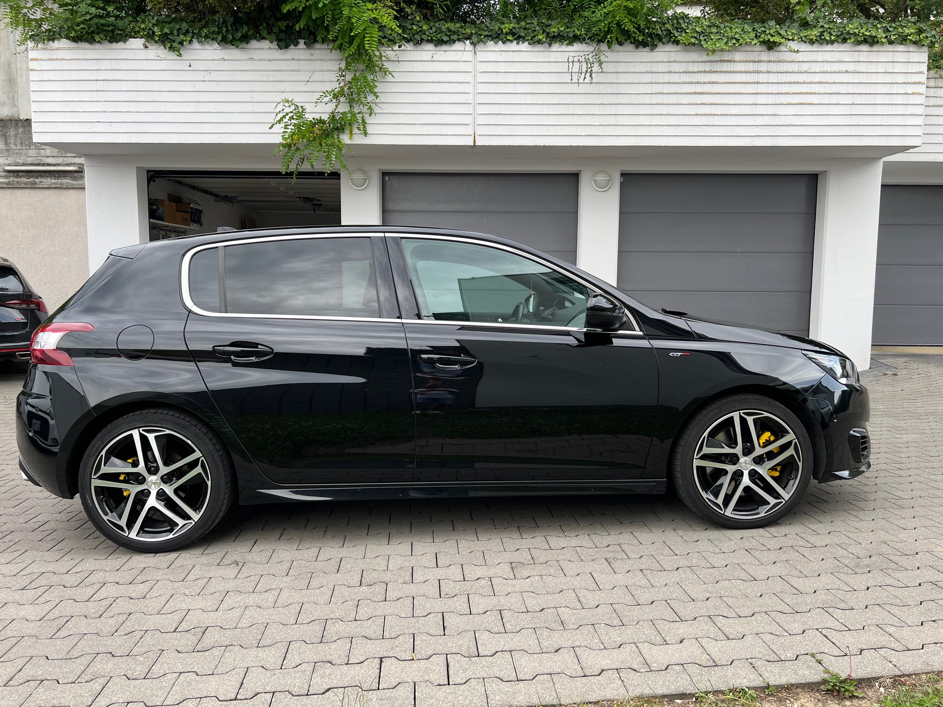 PEUGEOT 2.0 BlueHDi 180 GT-image-1