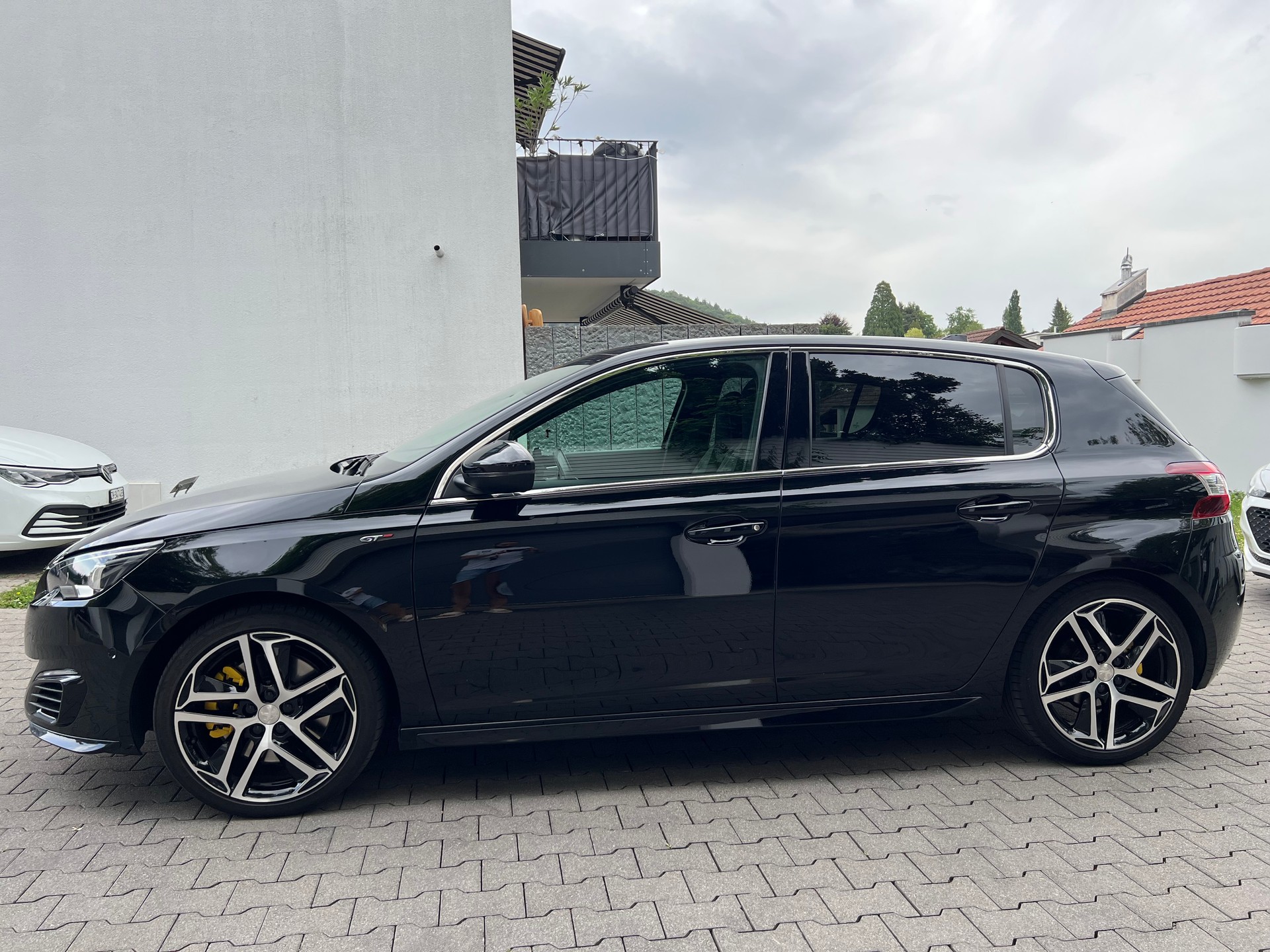 PEUGEOT 2.0 BlueHDi 180 GT-image-0