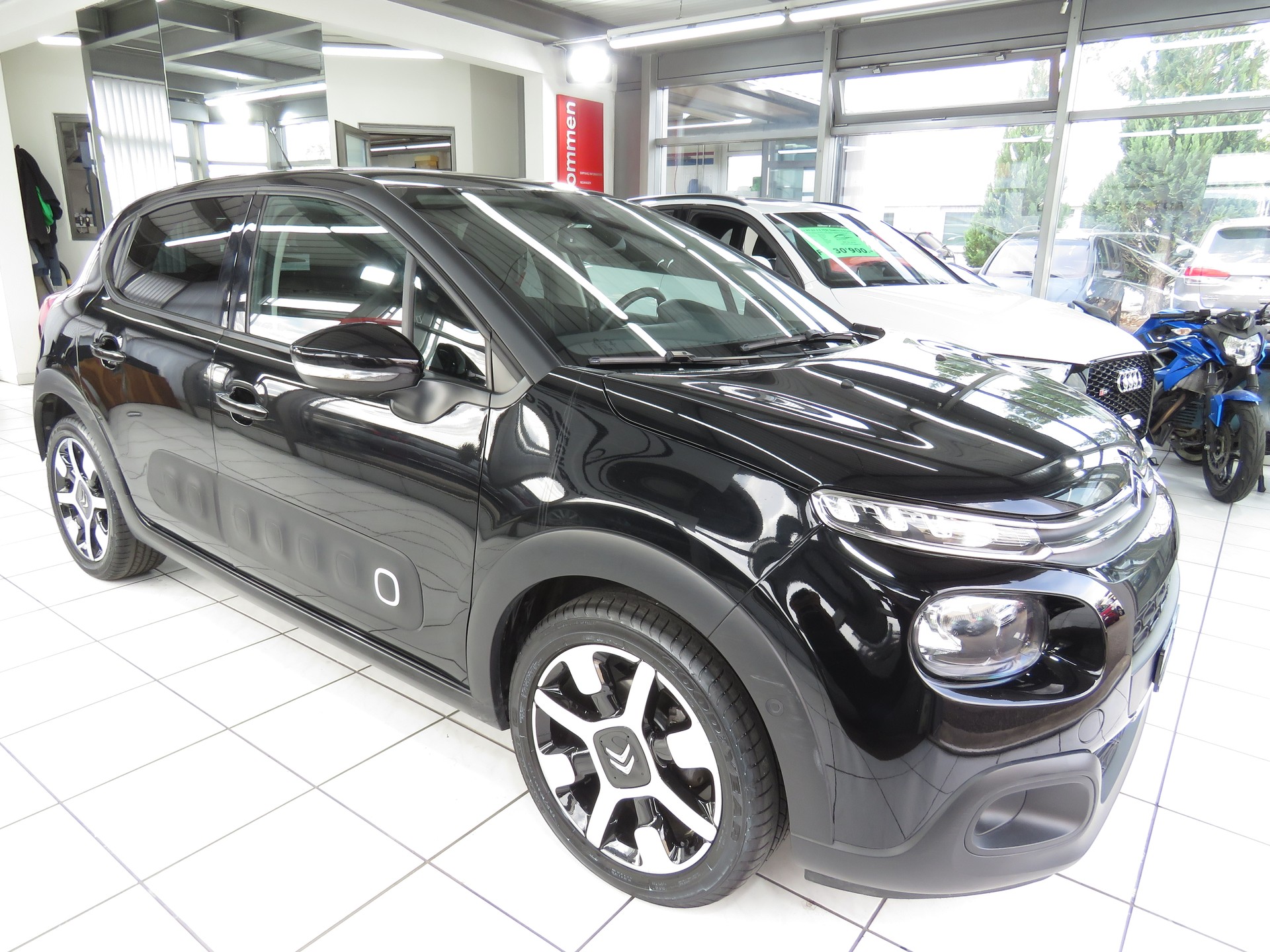 CITROEN C3 1.2i PureTech Shine EAT6-image-2