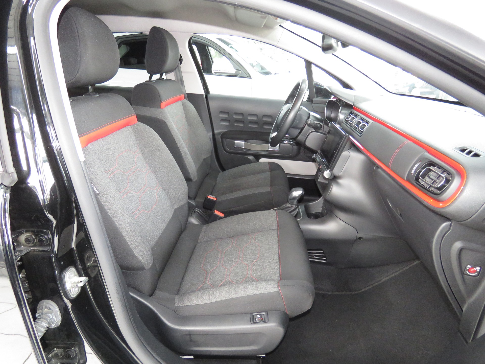 CITROEN C3 1.2i PureTech Shine EAT6-image-11