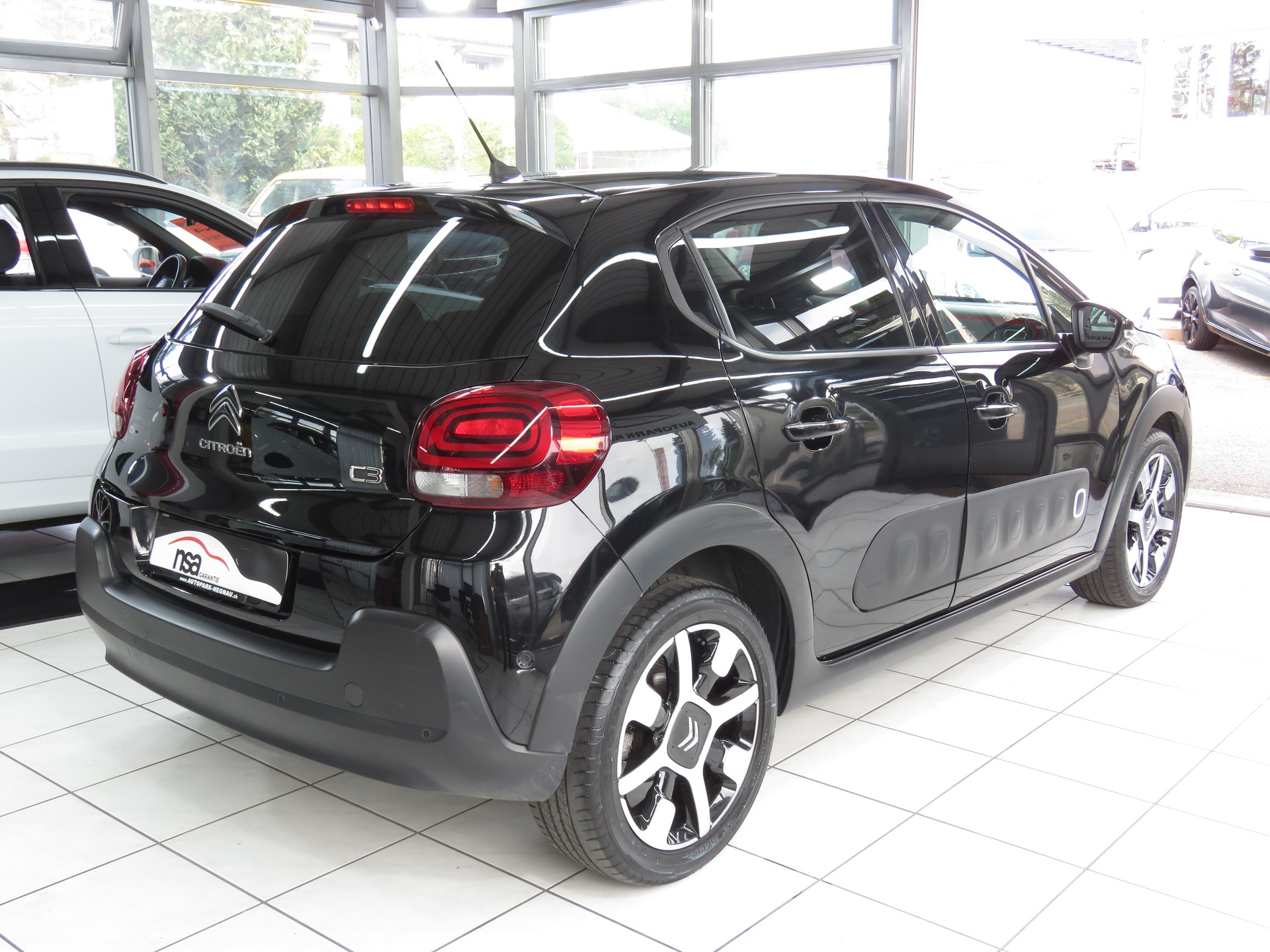 CITROEN C3 1.2i PureTech Shine EAT6-image-3