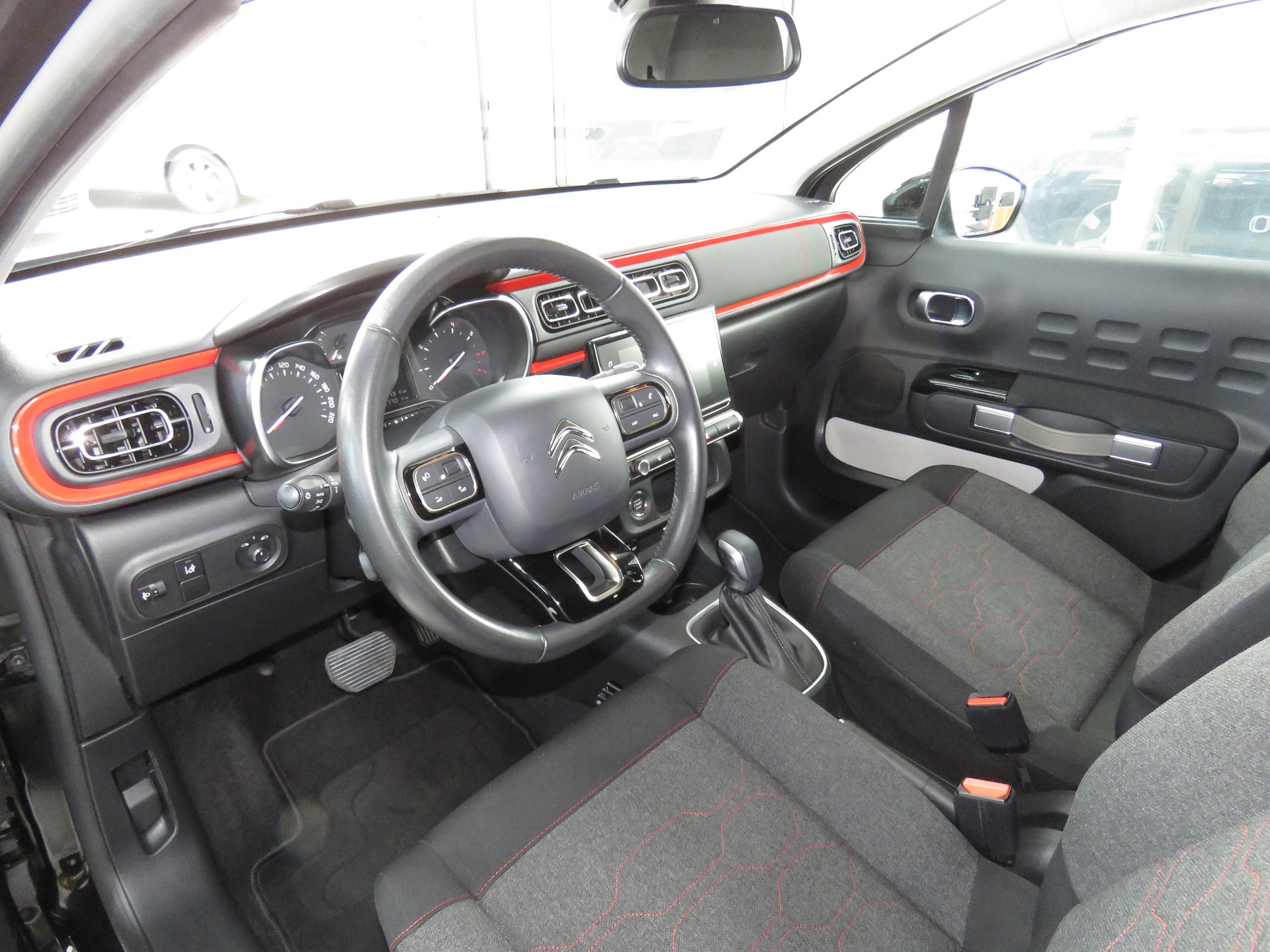 CITROEN C3 1.2i PureTech Shine EAT6-image-6