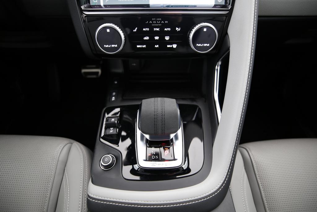 JAGUAR E-Pace 2.0 I4 200 R-Dynamic SE AWD-image-8
