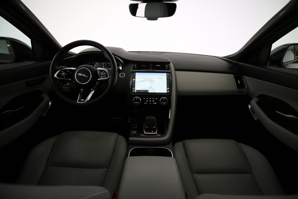 JAGUAR E-Pace 2.0 I4 200 R-Dynamic SE AWD-image-4