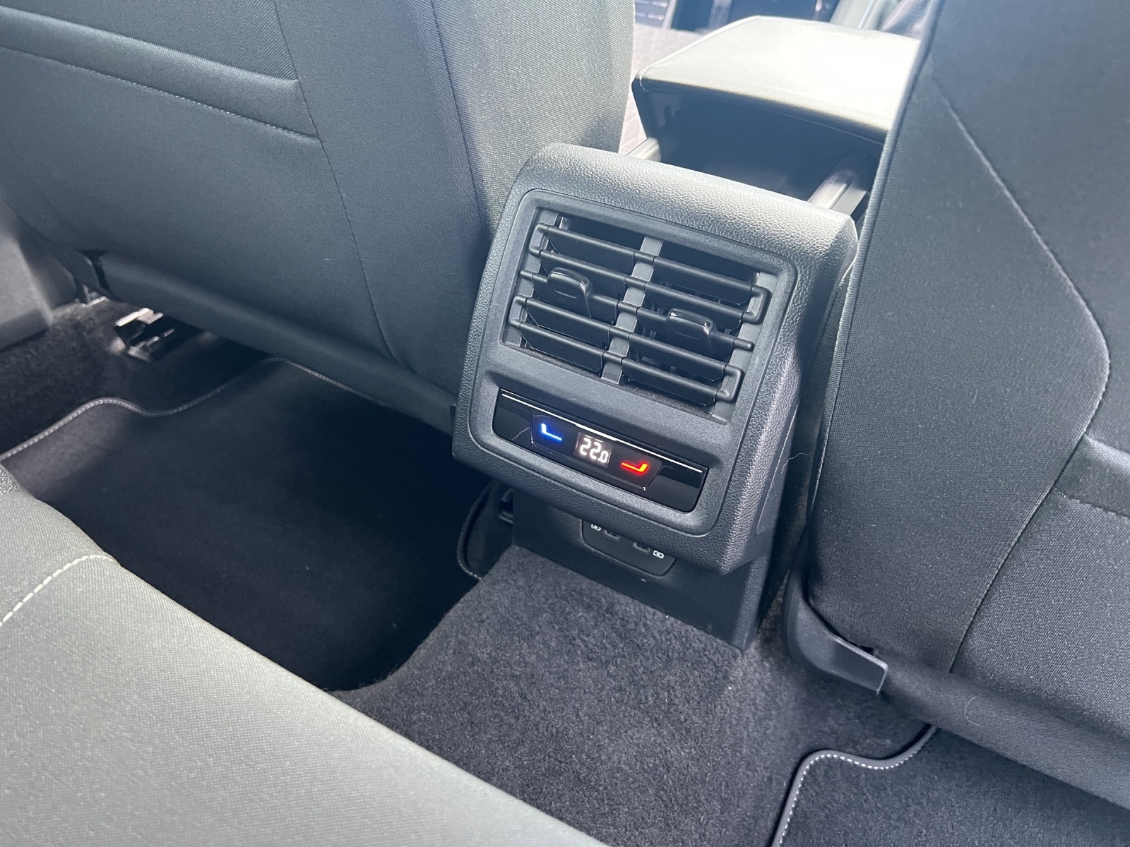 VW Golf 1.0 TSI Life-image-16
