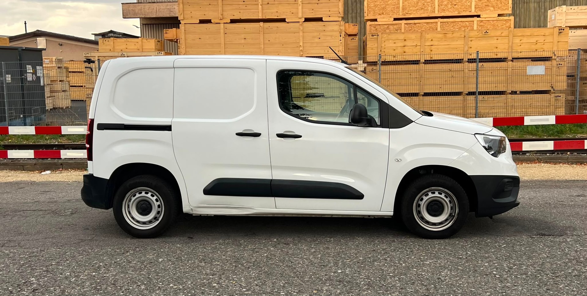 OPEL Combo 1.2 Cargo Essentia start/stop-image-1
