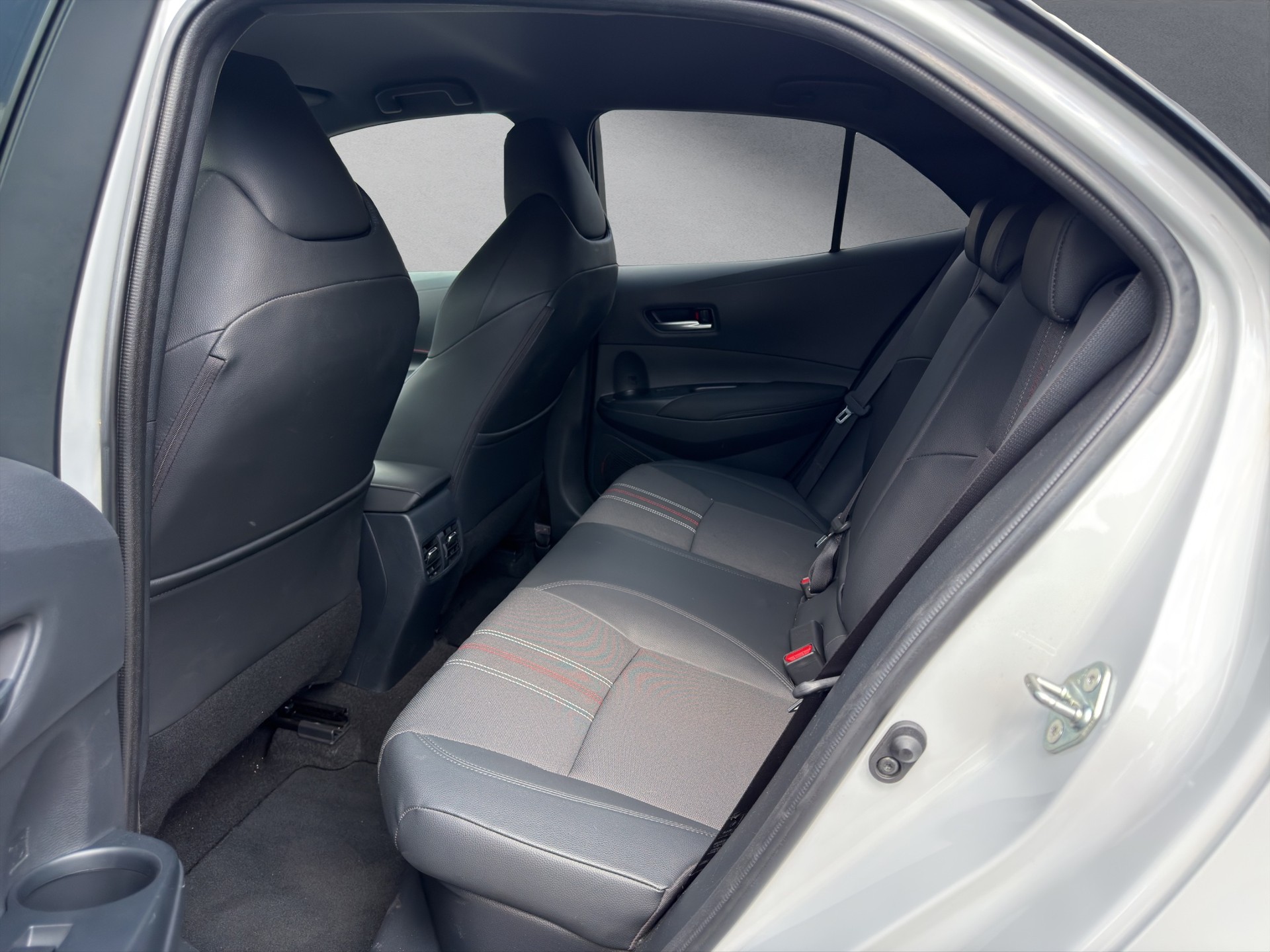 TOYOTA Corolla 2.0 HSD GR-S-image-9