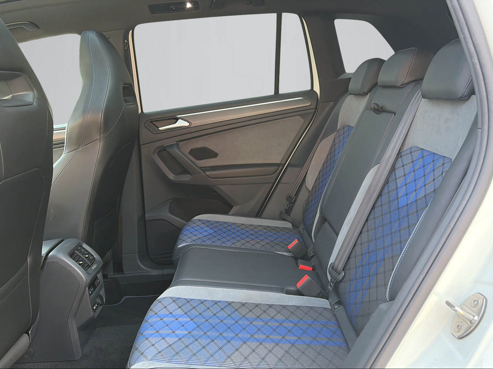 VW Tiguan 2.0TSI R 4Motion DSG-image-9