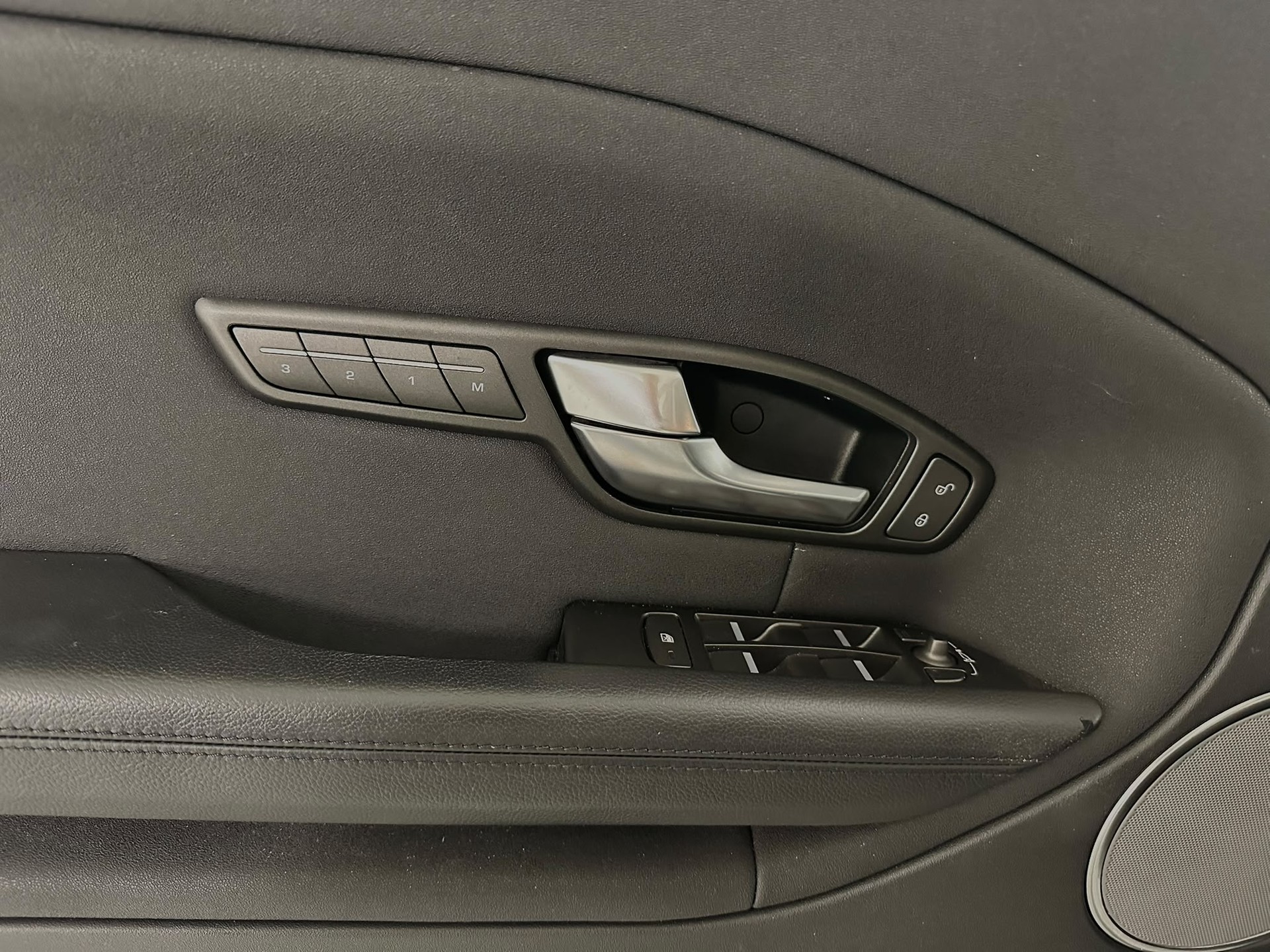 LAND ROVER Range Rover Evoque 2.0 Si4 SE Advantage AT9-image-15