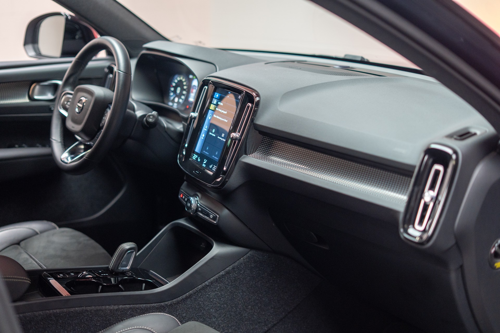 VOLVO XC40 1.5 T5 PiH R-Design / CH-Fahrzeug / Panorama / 360°Kamera /-image-17
