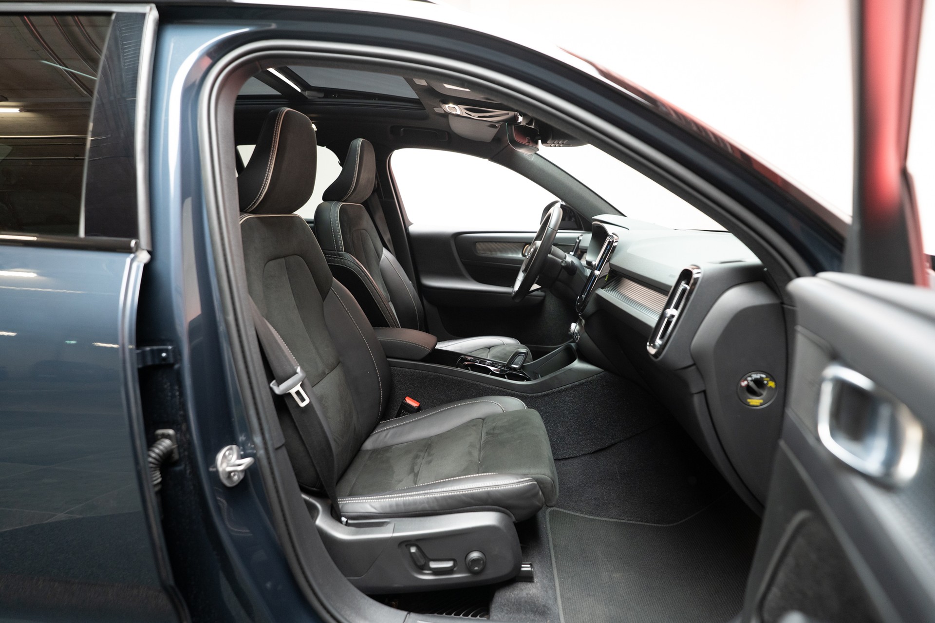 VOLVO XC40 1.5 T5 PiH R-Design / CH-Fahrzeug / Panorama / 360°Kamera /-image-16