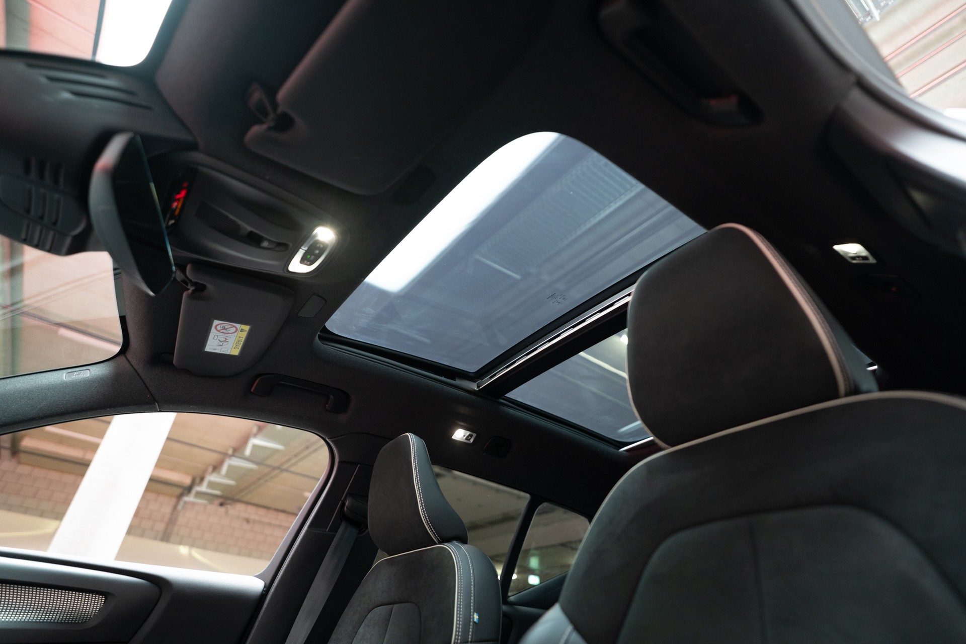 VOLVO XC40 1.5 T5 PiH R-Design / CH-Fahrzeug / Panorama / 360°Kamera /-image-9