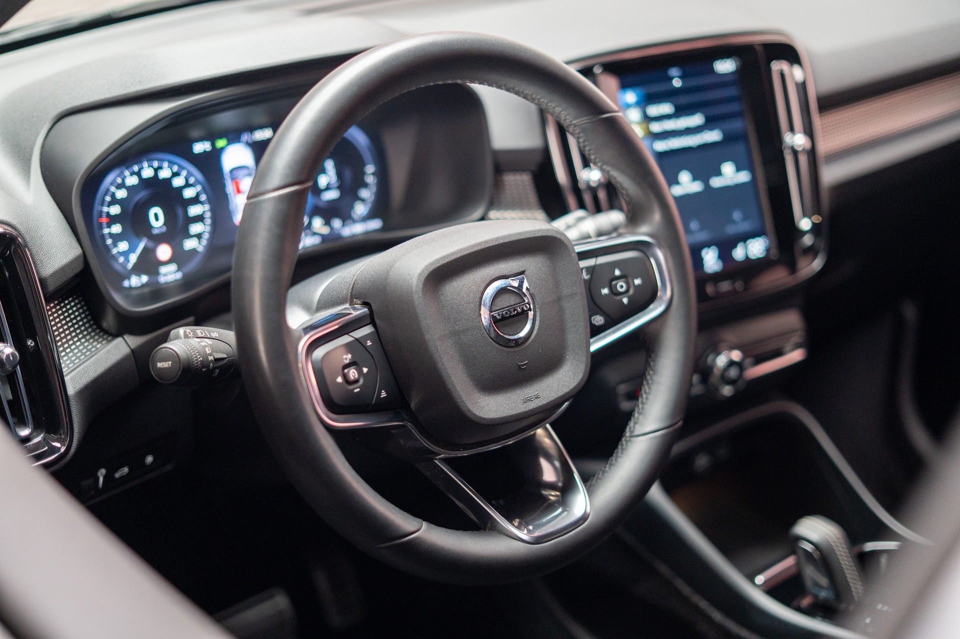 VOLVO XC40 1.5 T5 PiH R-Design / CH-Fahrzeug / Panorama / 360°Kamera /-image-12