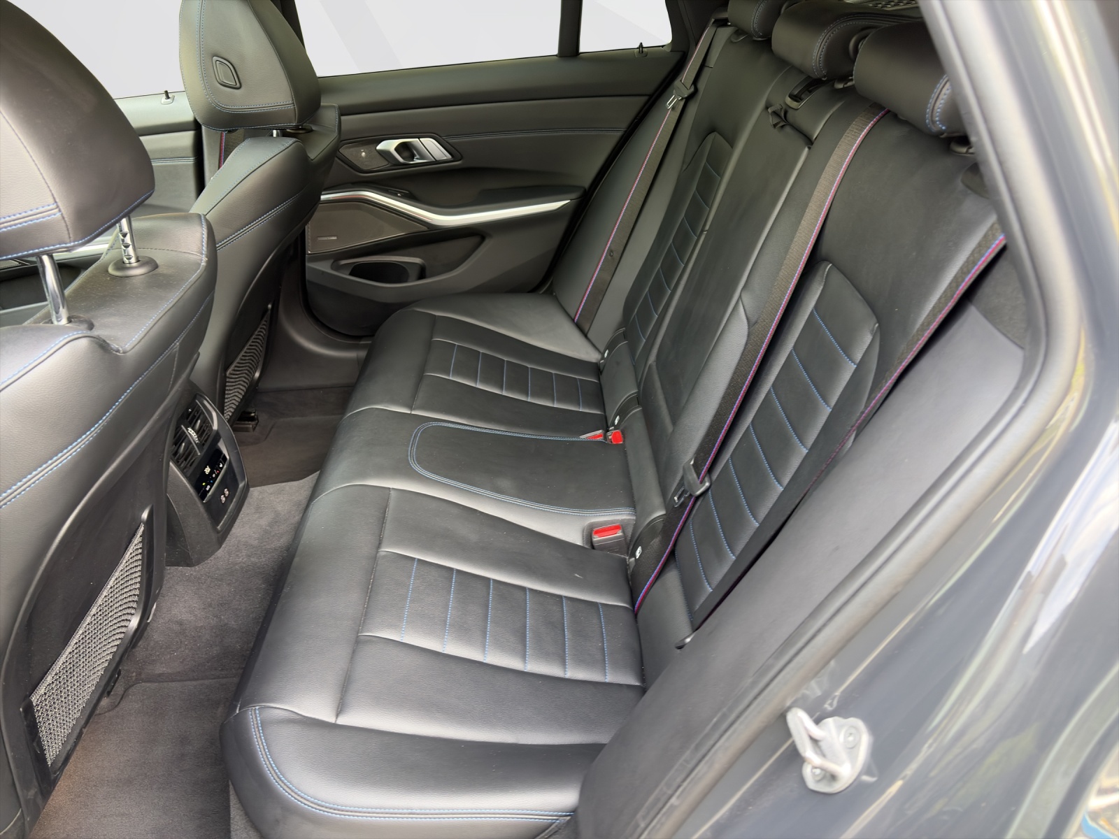 BMW M340d xDrive 48V Touring Steptronic Sport-image-18