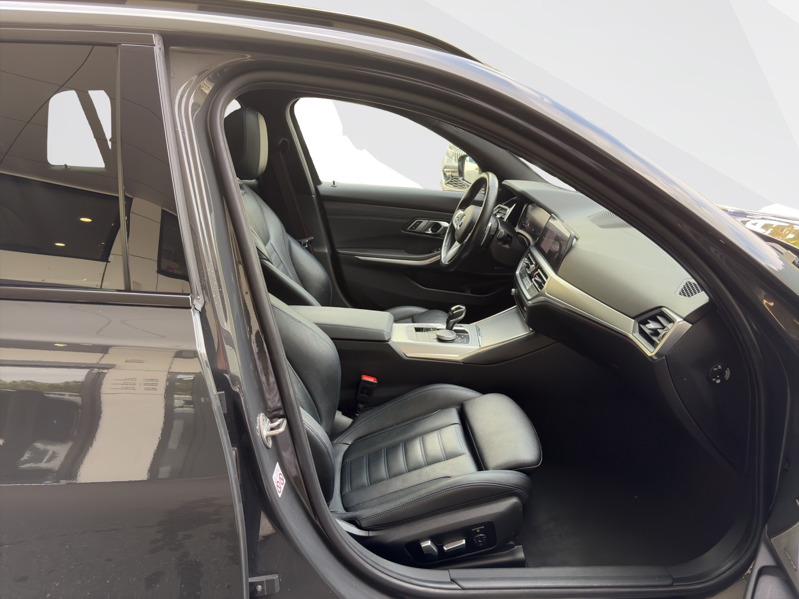 BMW M340d xDrive 48V Touring Steptronic Sport-image-16