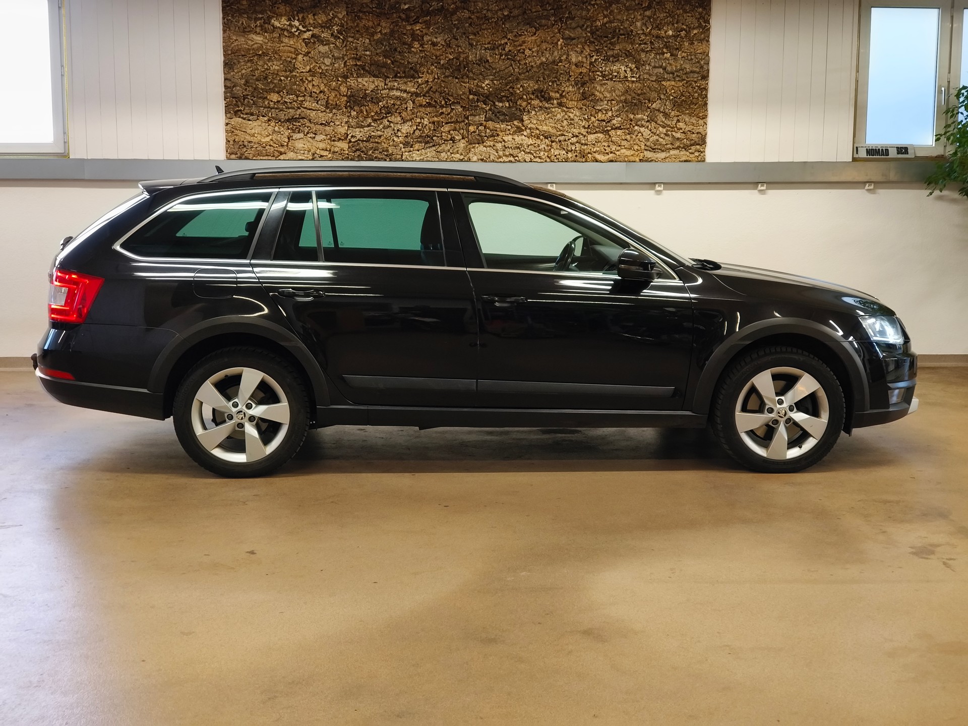 SKODA Octavia Combi 2.0 TDI Scout 4x4 DSG-image-9