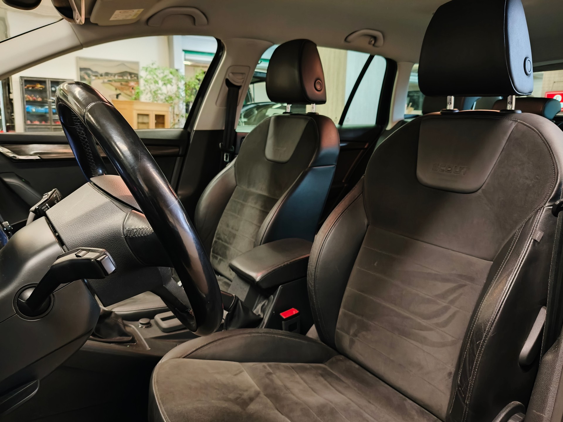 SKODA Octavia Combi 2.0 TDI Scout 4x4 DSG-image-15