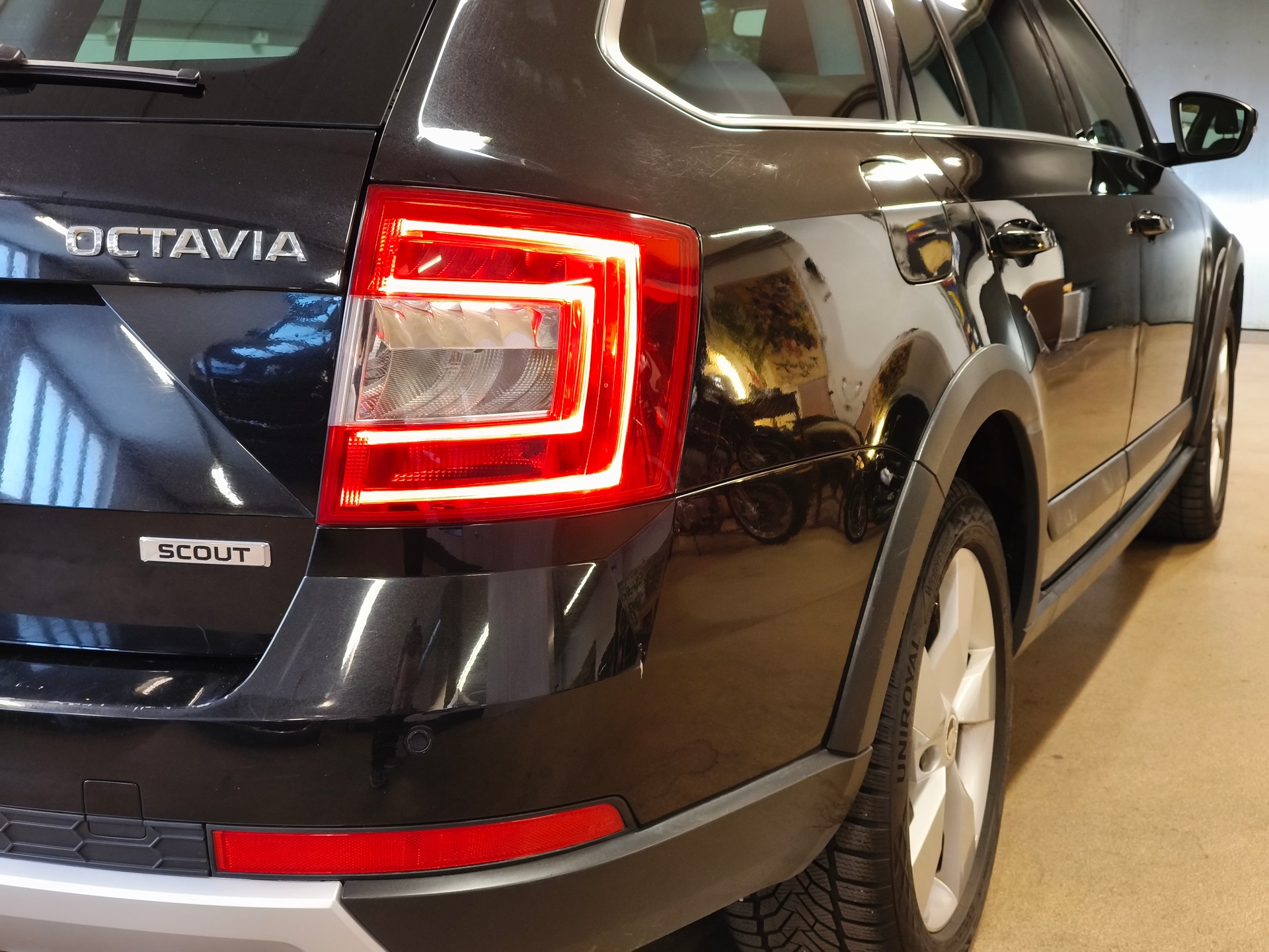 SKODA Octavia Combi 2.0 TDI Scout 4x4 DSG-image-11