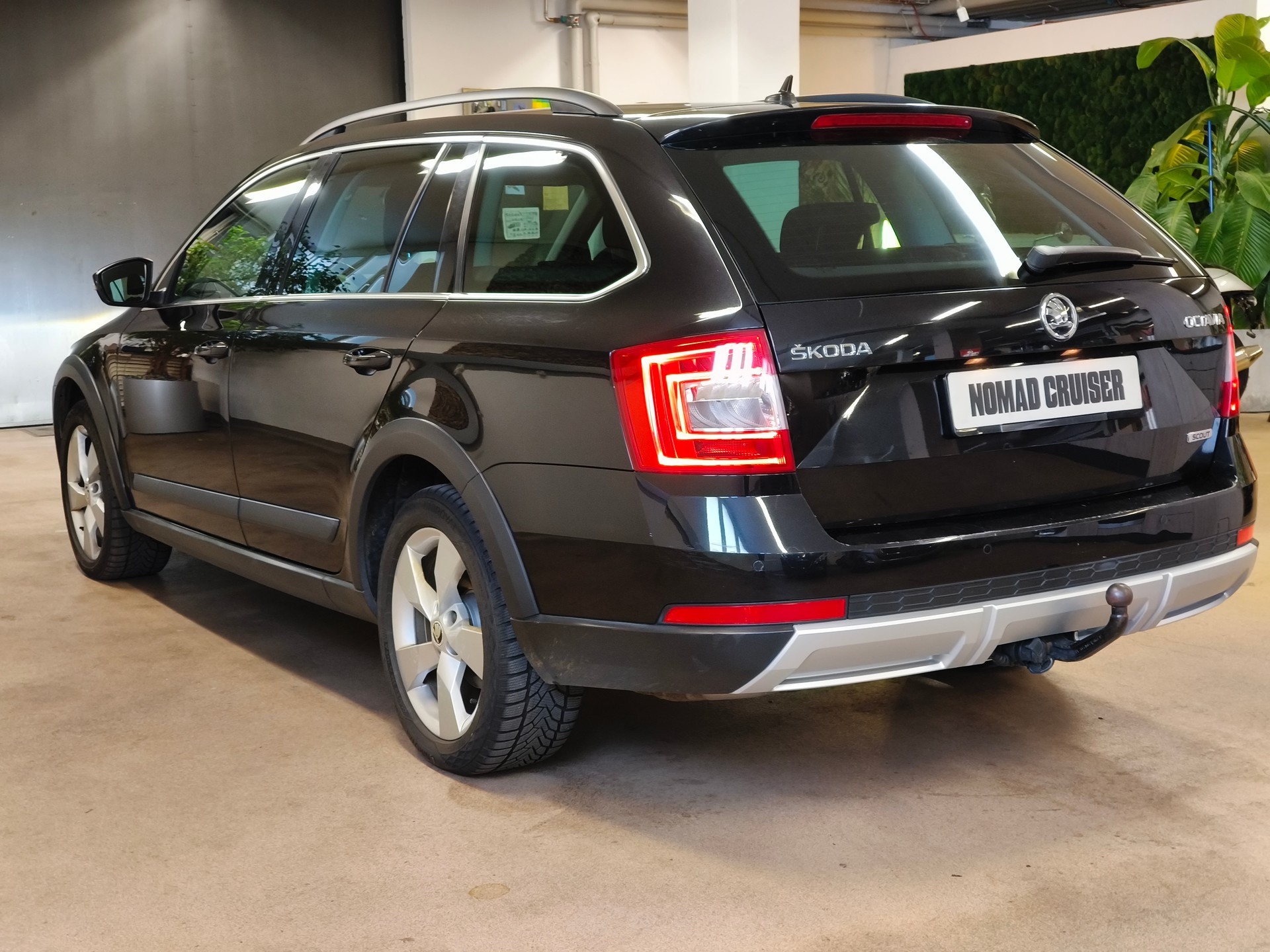 SKODA Octavia Combi 2.0 TDI Scout 4x4 DSG-image-13