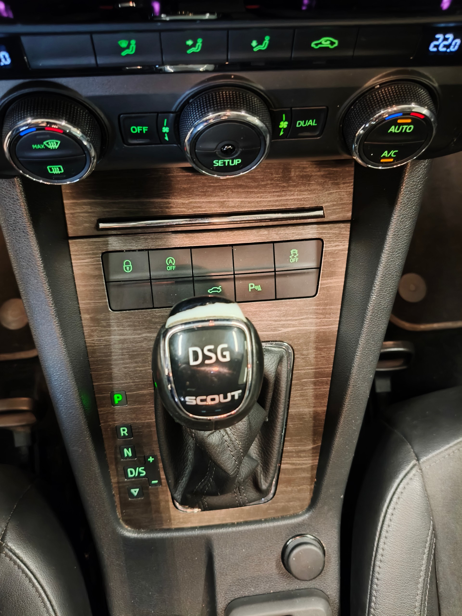 SKODA Octavia Combi 2.0 TDI Scout 4x4 DSG-image-19
