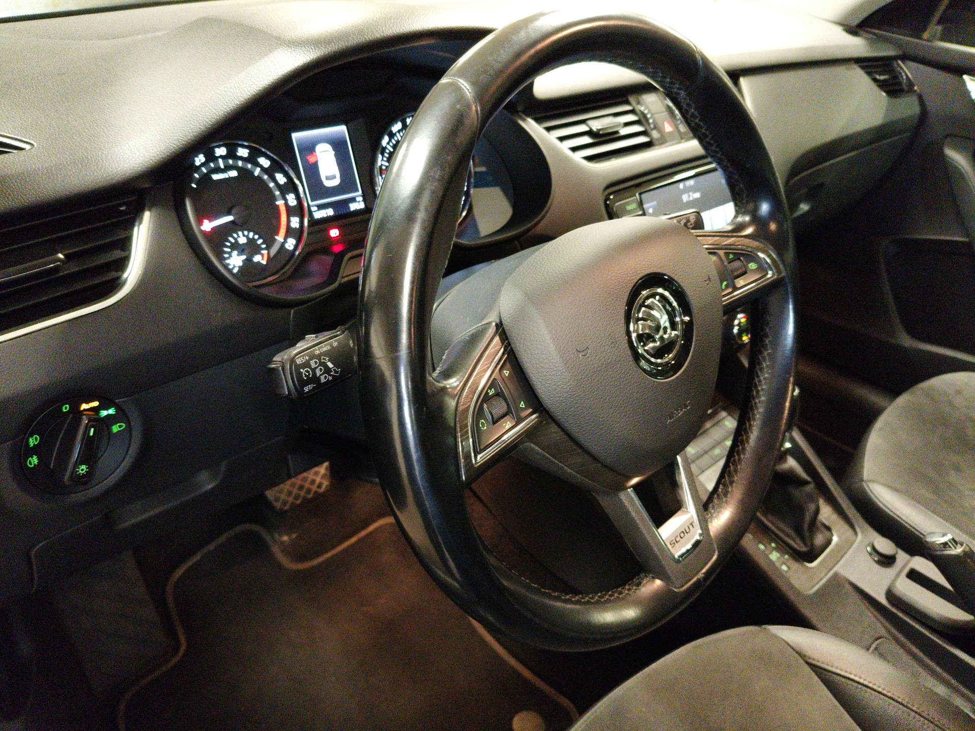 SKODA Octavia Combi 2.0 TDI Scout 4x4 DSG-image-21