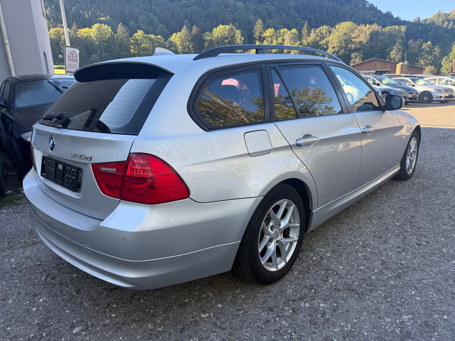 BMW 320d xDrive Touring Dynamic Edition Steptronic-image-3