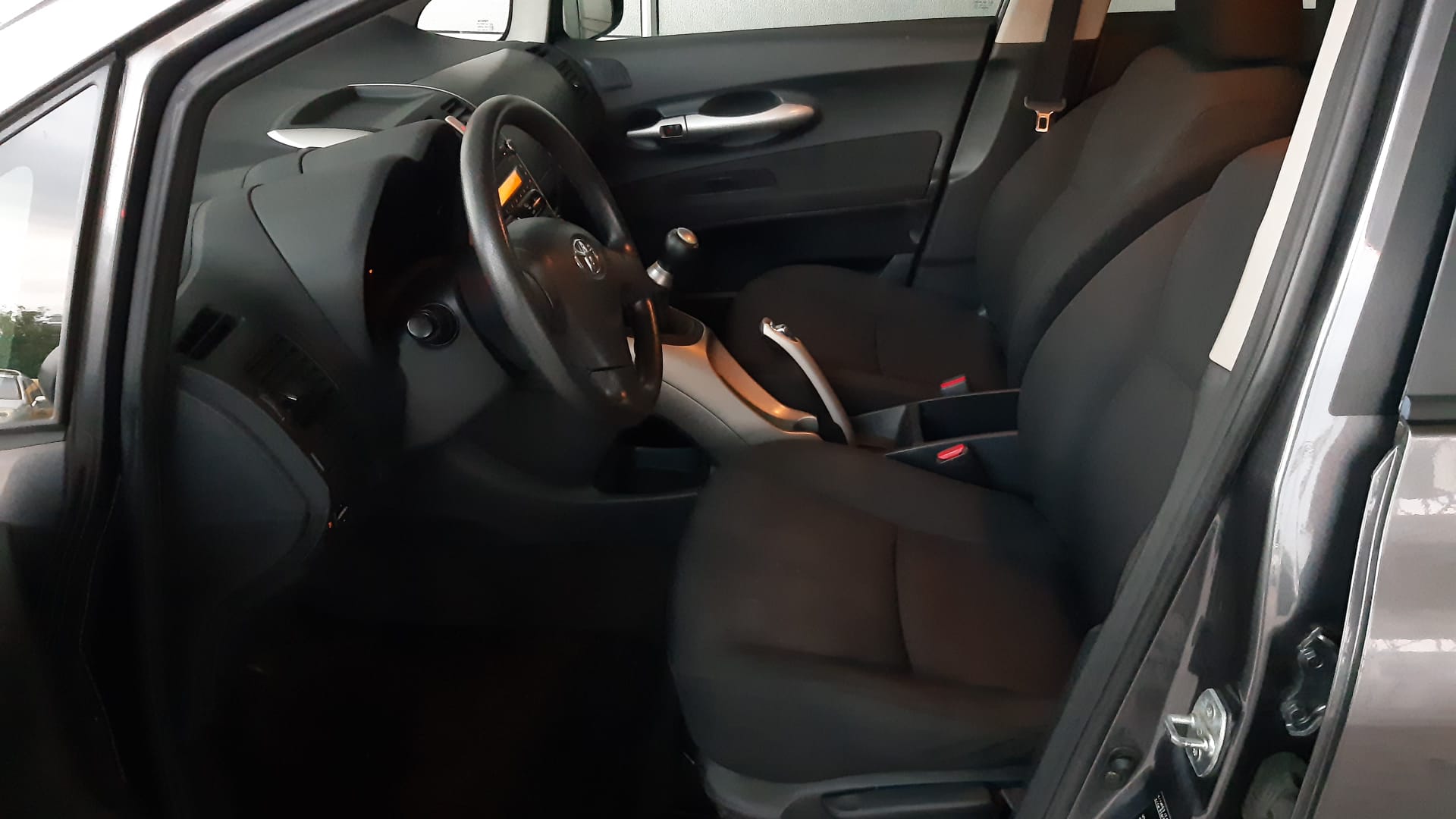 TOYOTA Auris 1.4 D-4D Linea Luna-image-10
