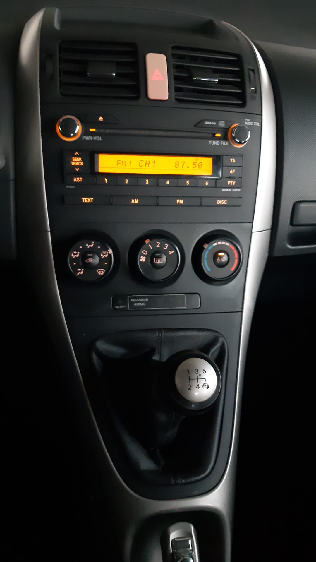 TOYOTA Auris 1.4 D-4D Linea Luna-image-15