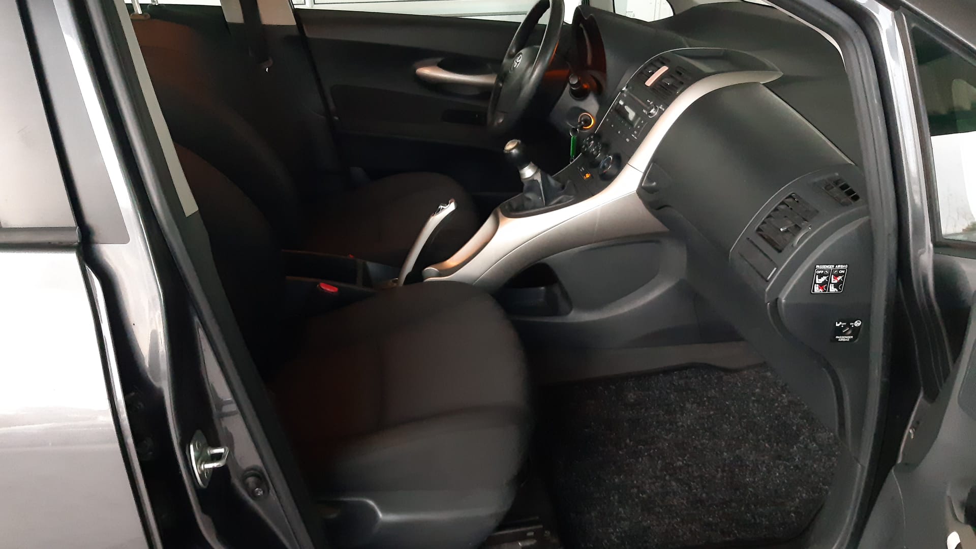 TOYOTA Auris 1.4 D-4D Linea Luna-image-11