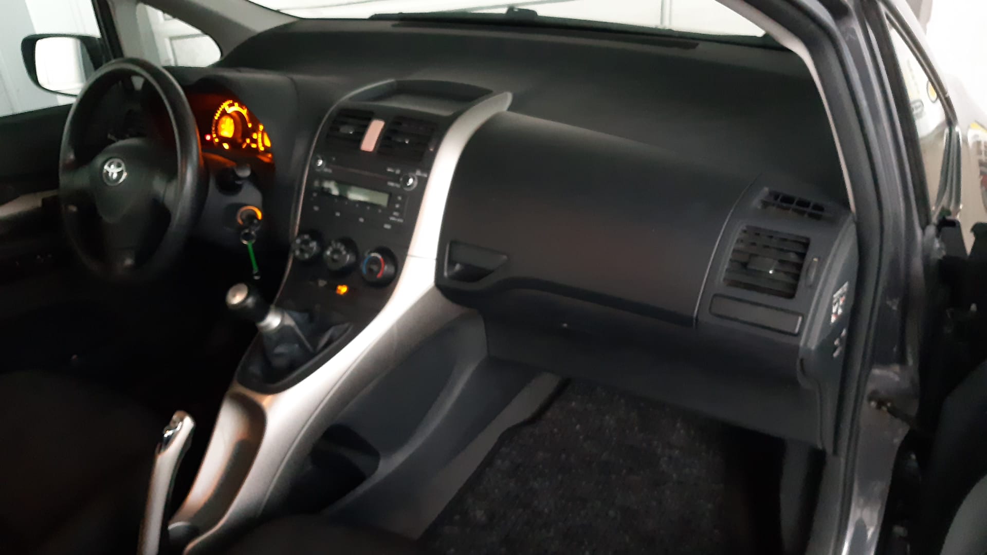 TOYOTA Auris 1.4 D-4D Linea Luna-image-12