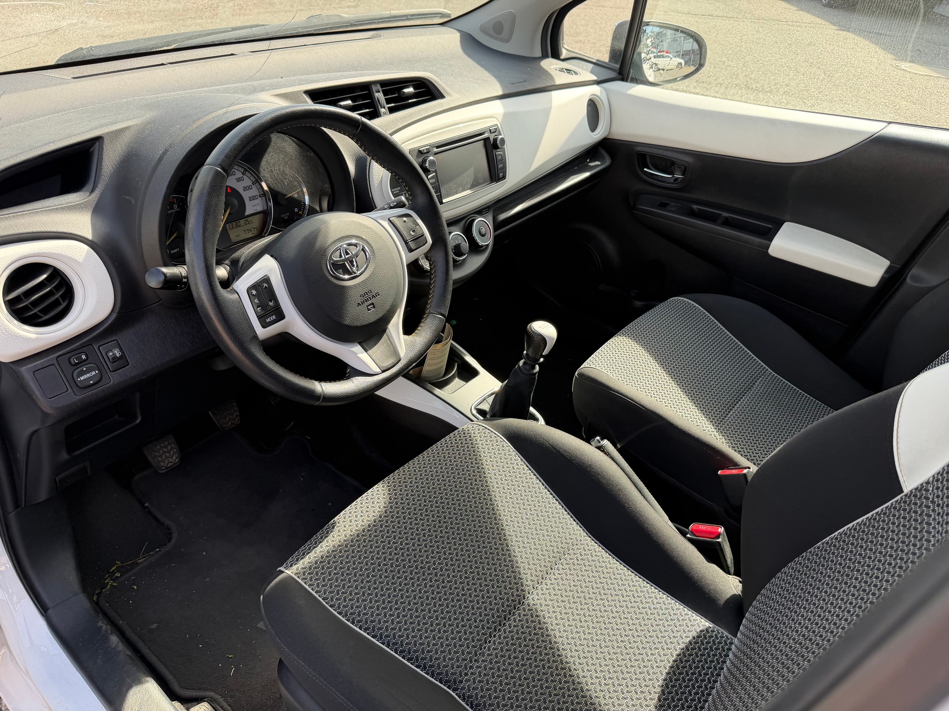 TOYOTA Yaris 1.33 Luna-image-9