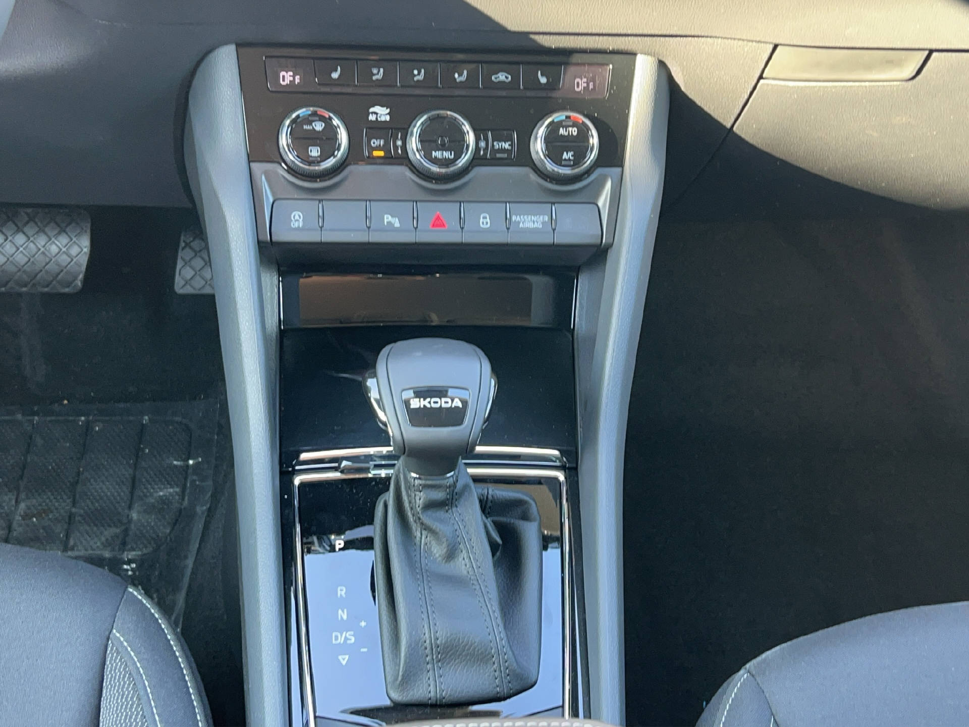SKODA Karoq 1.5 TSI Selection DSG-image-12