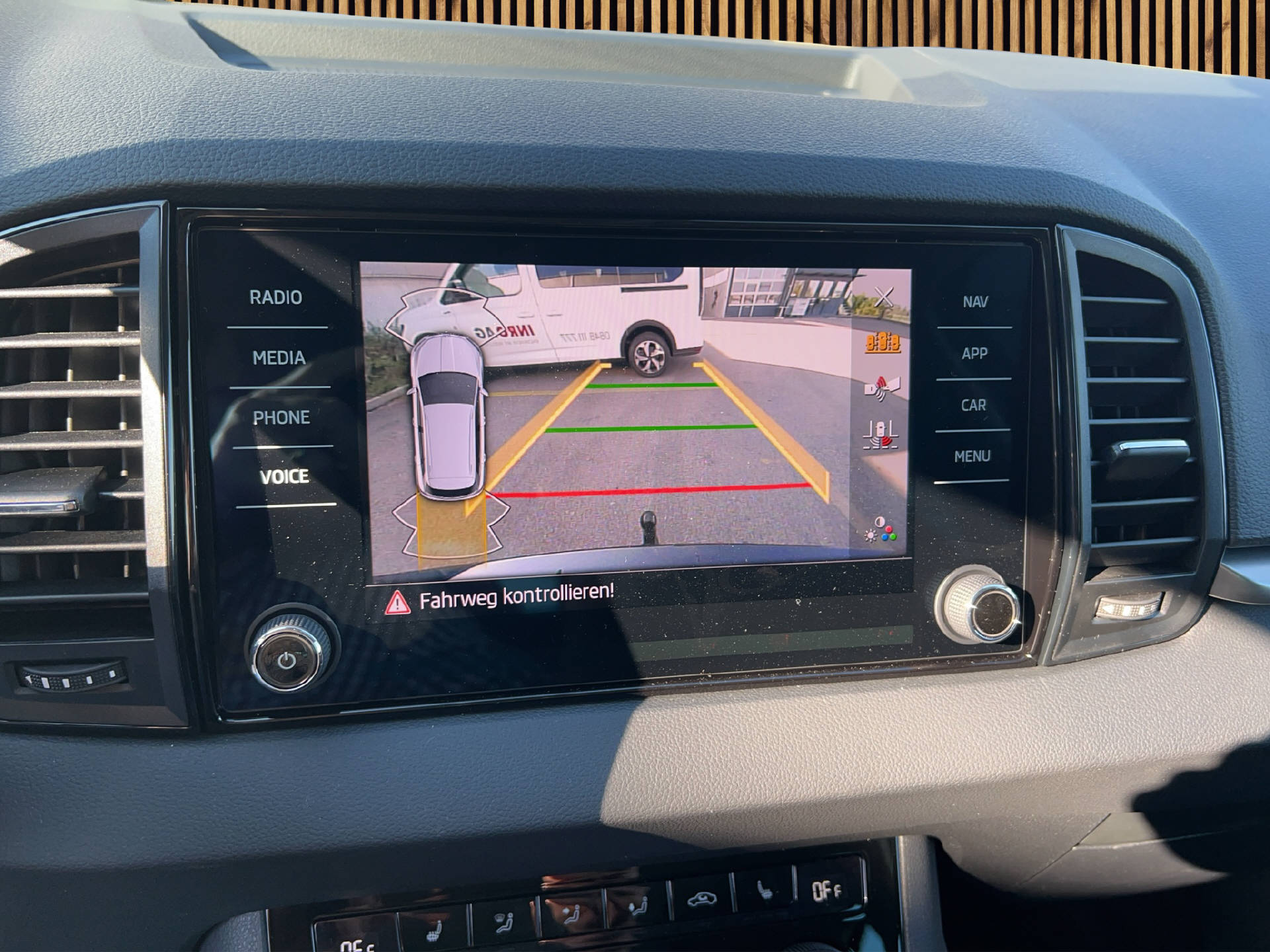 SKODA Karoq 1.5 TSI Selection DSG-image-9
