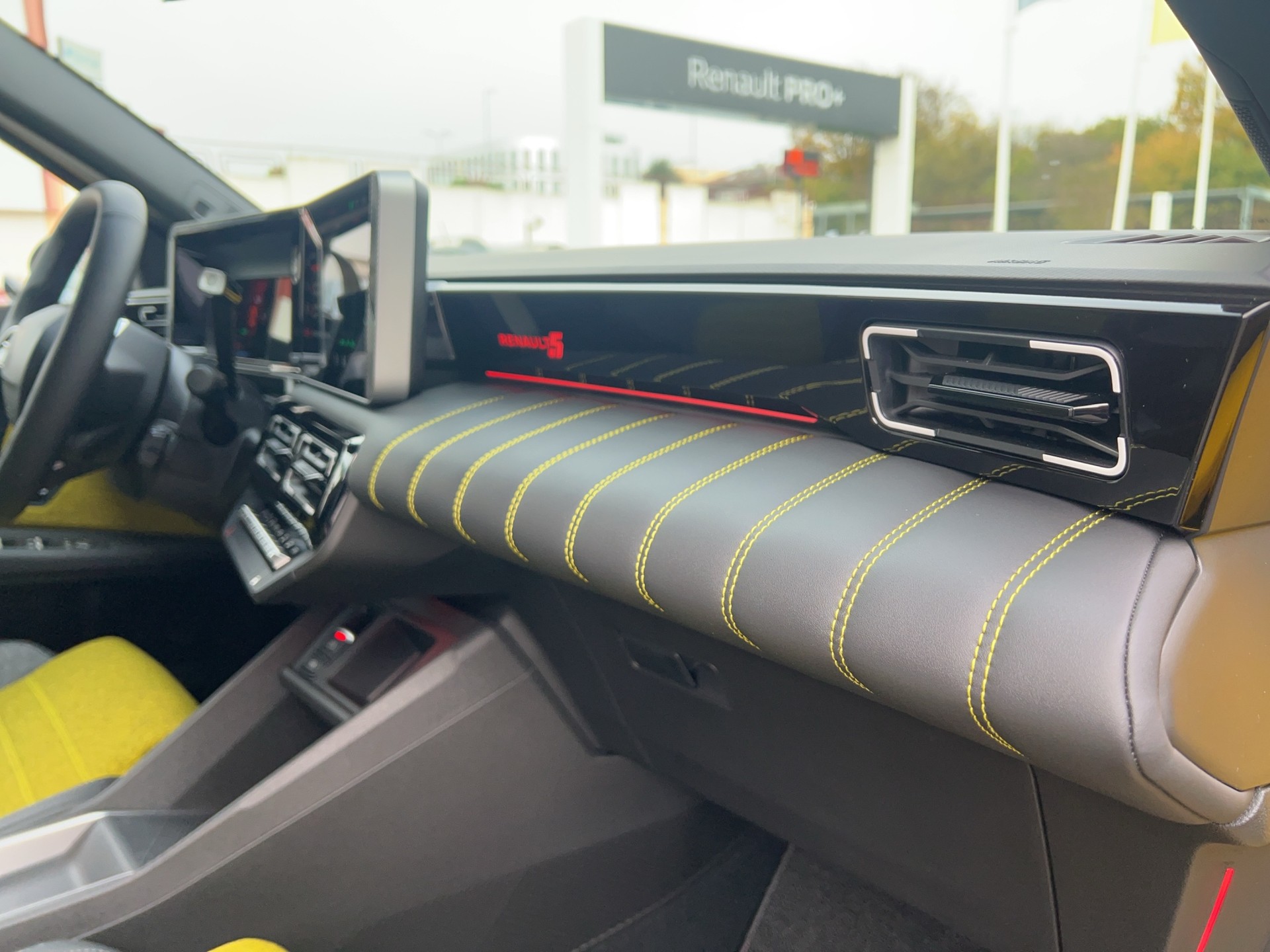 RENAULT R5 E-Tech Comfort Range 52 kWh Iconic Five-image-18