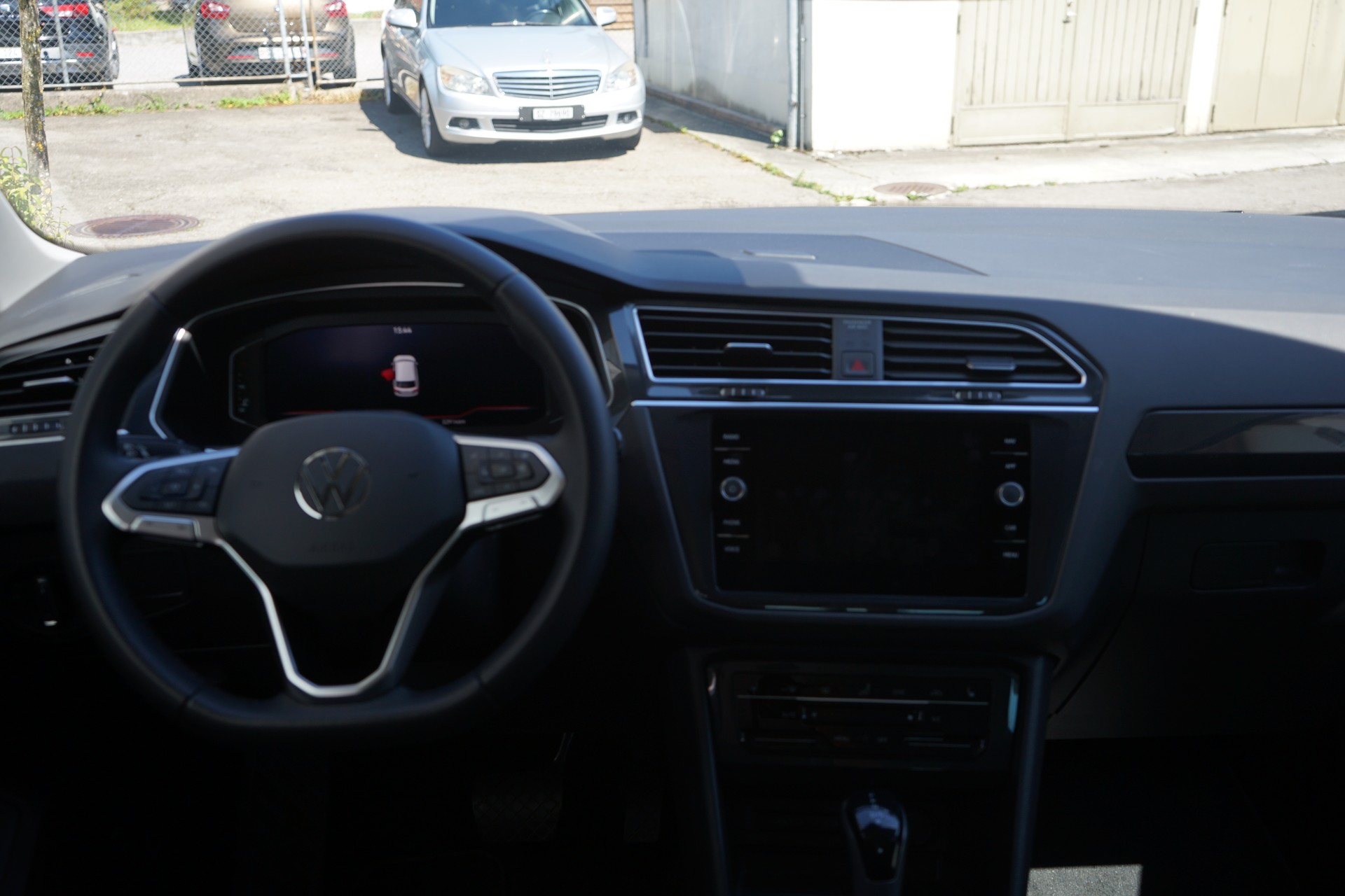 VW Tiguan 2.0TSI Elegance 4Motion DSG-image-4