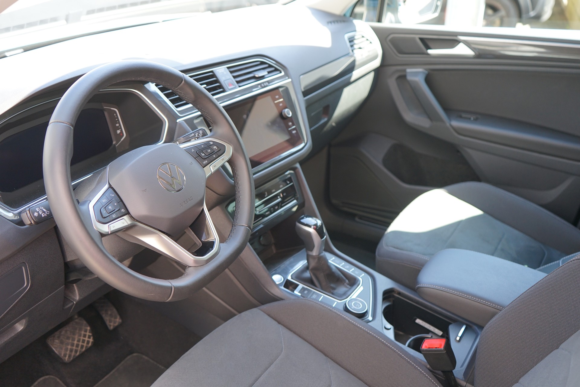 VW Tiguan 2.0TSI Elegance 4Motion DSG-image-6