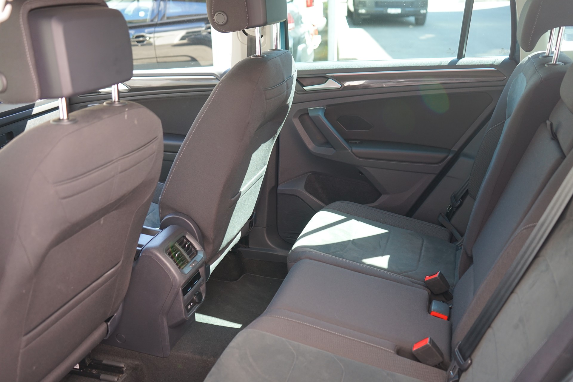 VW Tiguan 2.0TSI Elegance 4Motion DSG-image-5