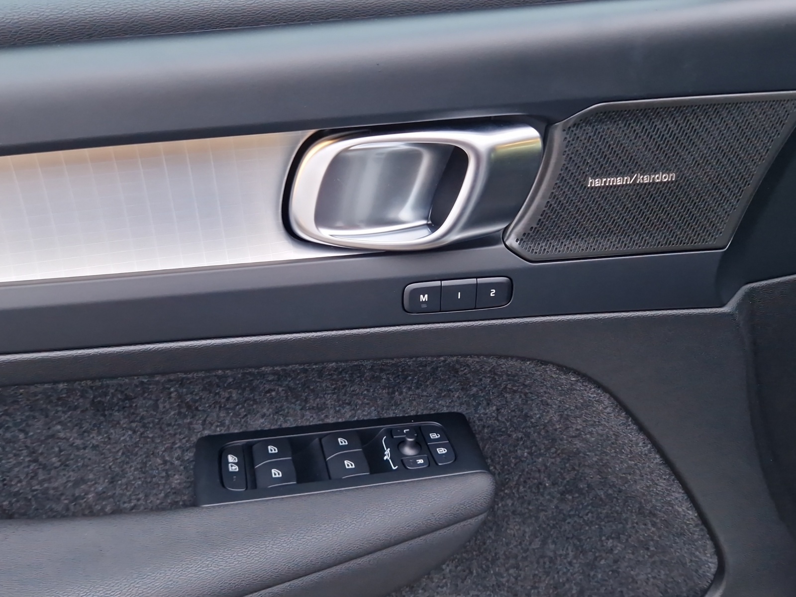 VOLVO XC40 2.0 B4 MH Black Edition-image-7