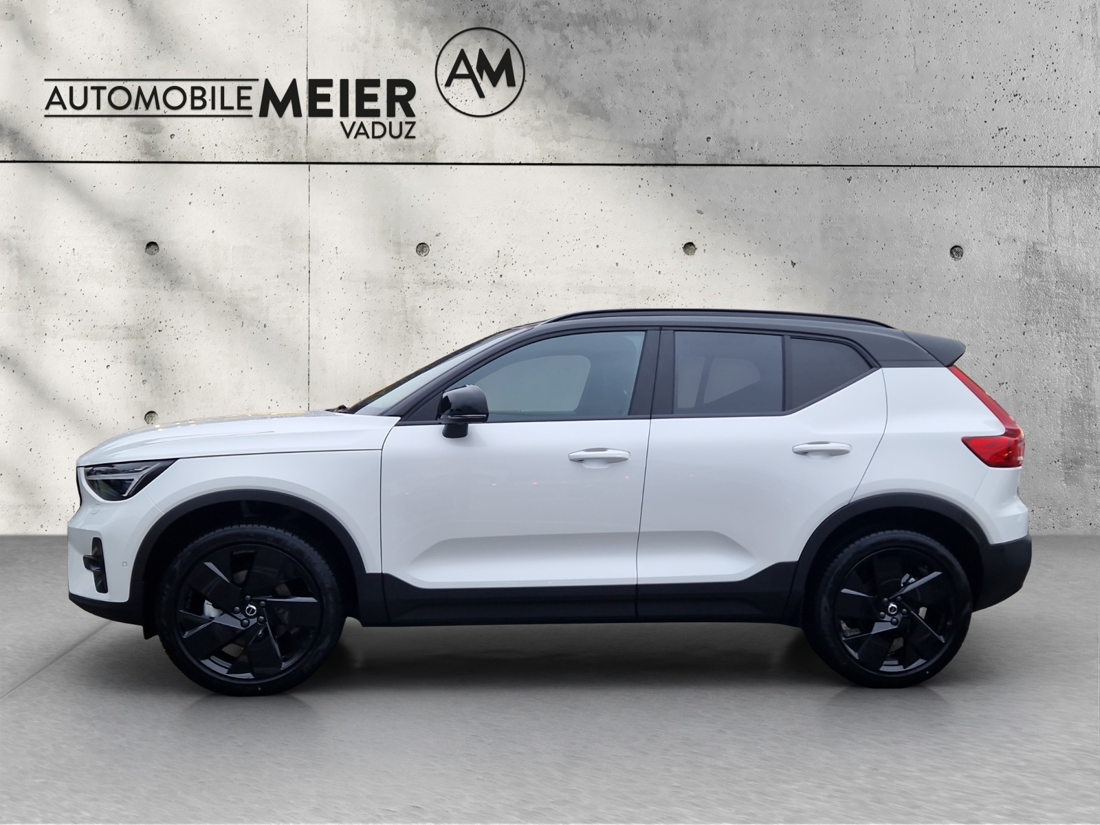 VOLVO XC40 2.0 B4 MH Black Edition-image-9