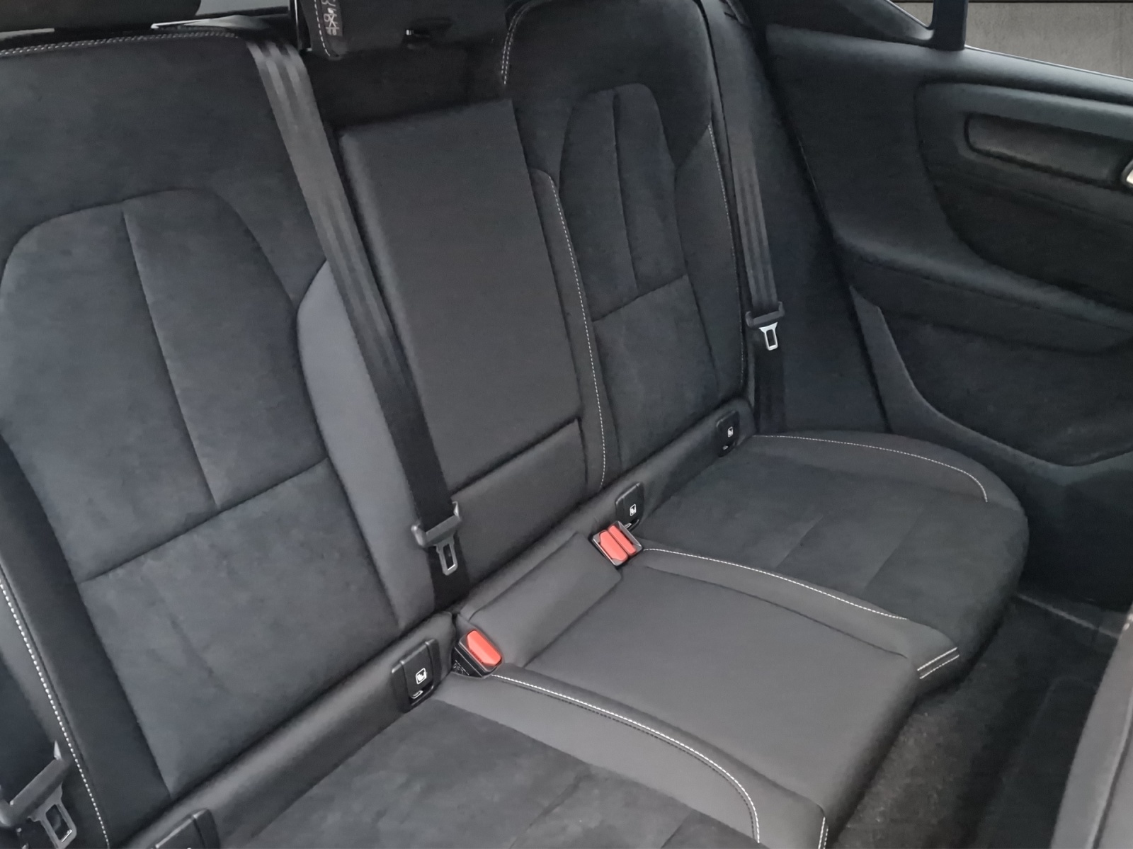 VOLVO XC40 2.0 B4 MH Black Edition-image-13