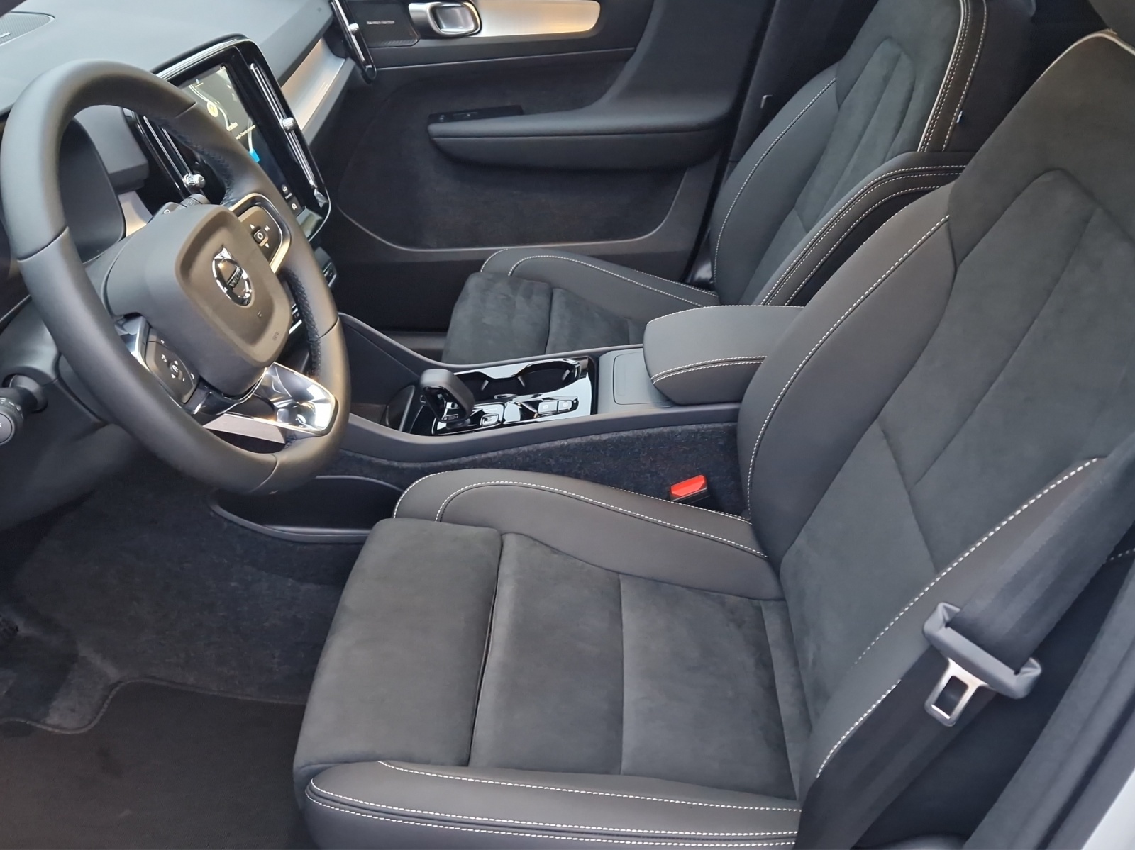 VOLVO XC40 2.0 B4 MH Black Edition-image-2