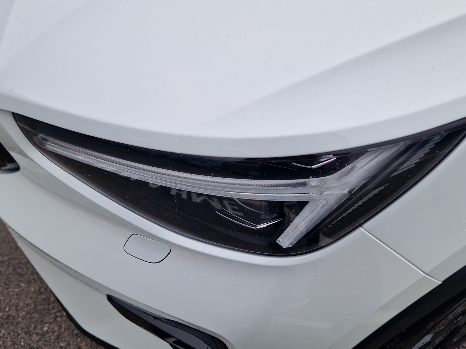 VOLVO XC40 2.0 B4 MH Black Edition-image-6