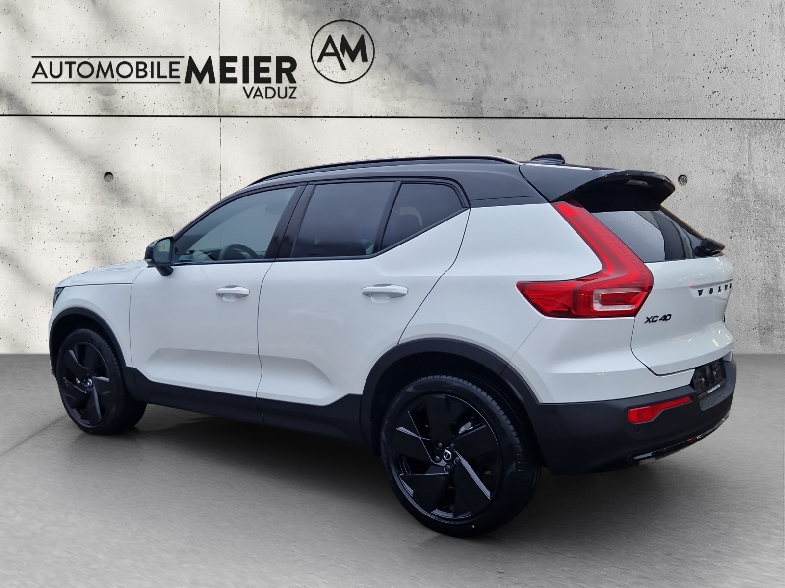 VOLVO XC40 2.0 B4 MH Black Edition-image-4