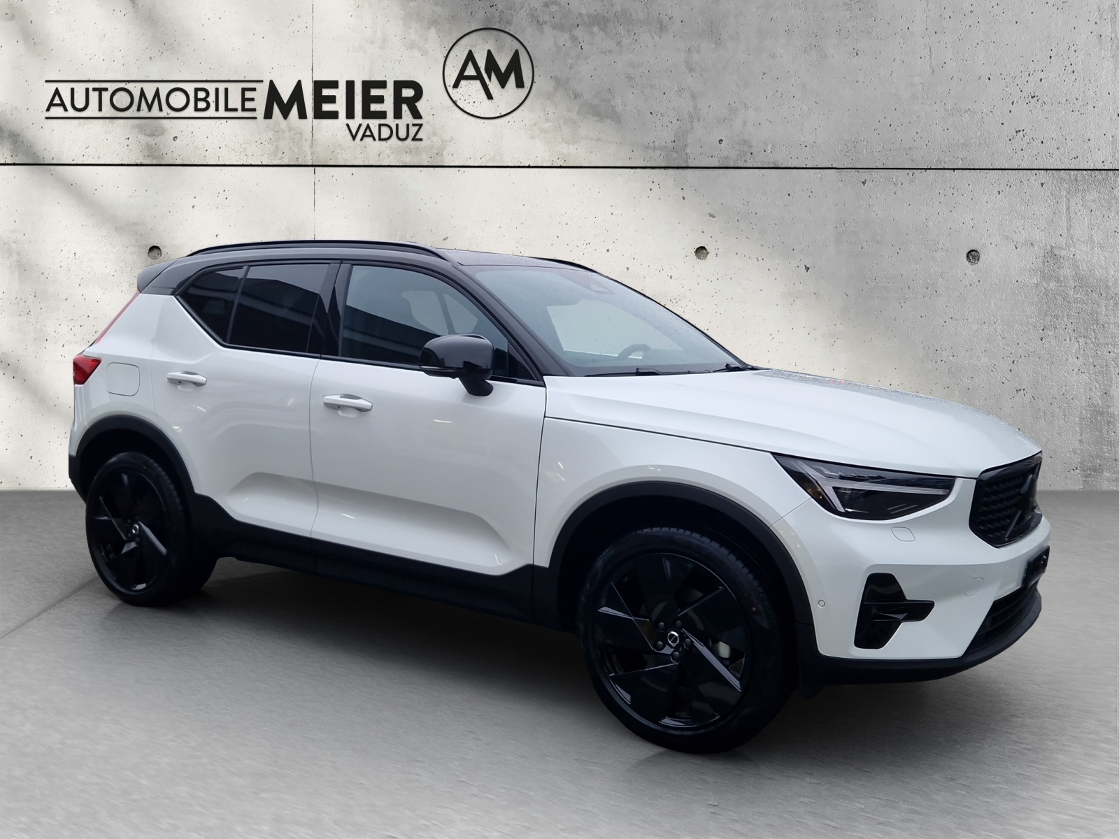 VOLVO XC40 2.0 B4 MH Black Edition-image-1