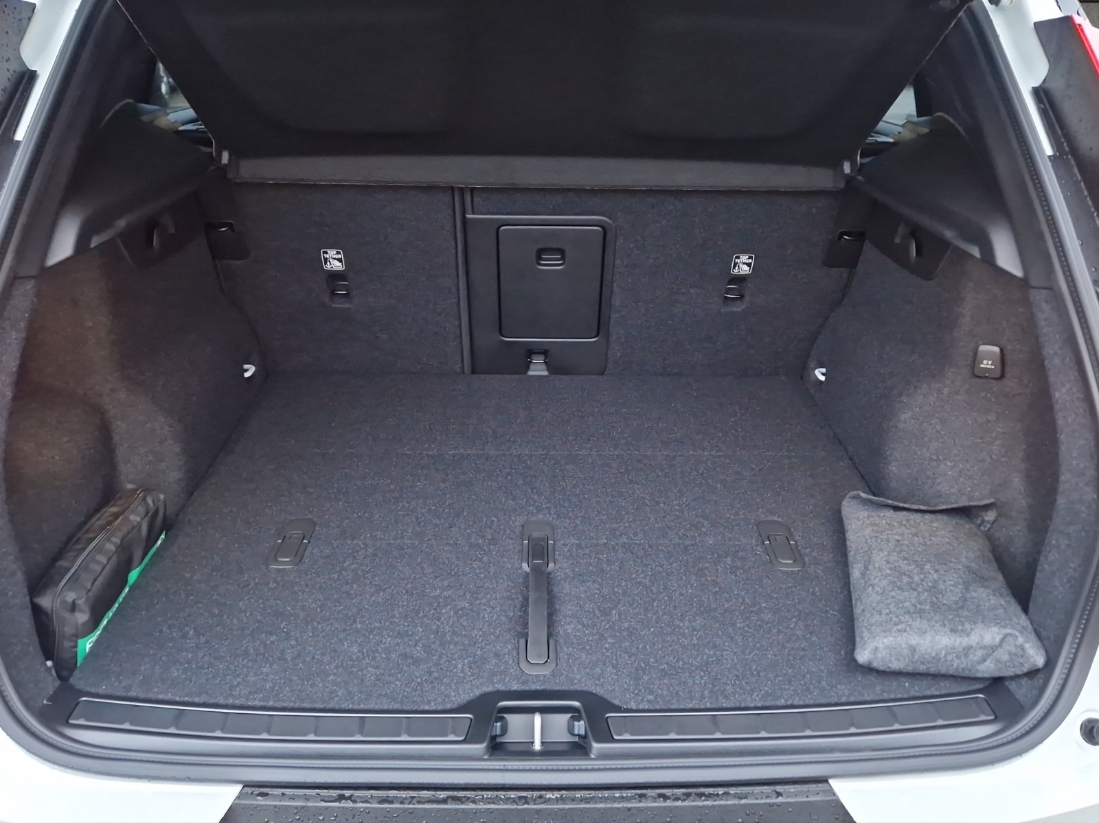 VOLVO XC40 2.0 B4 MH Black Edition-image-10