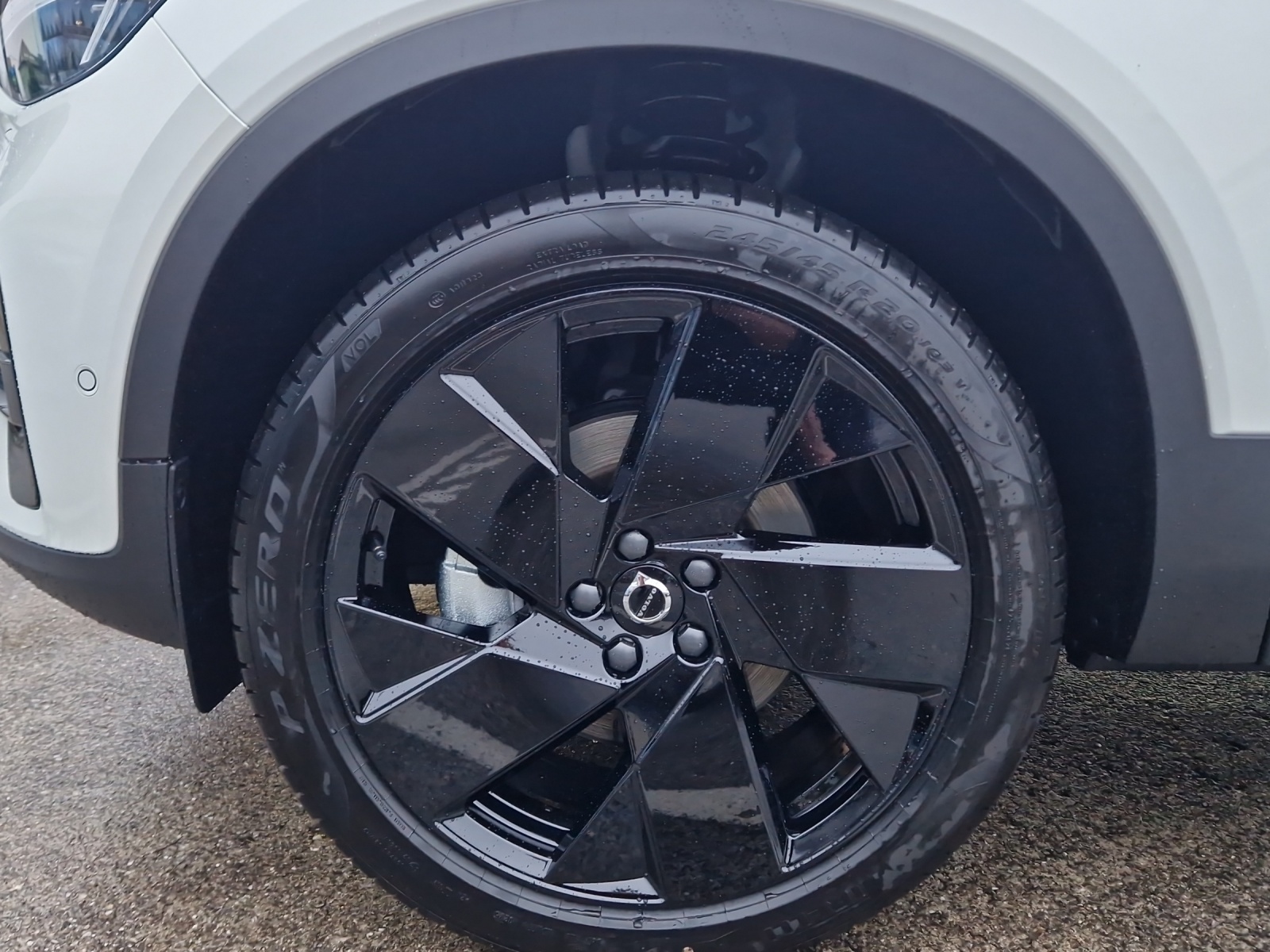 VOLVO XC40 2.0 B4 MH Black Edition-image-5