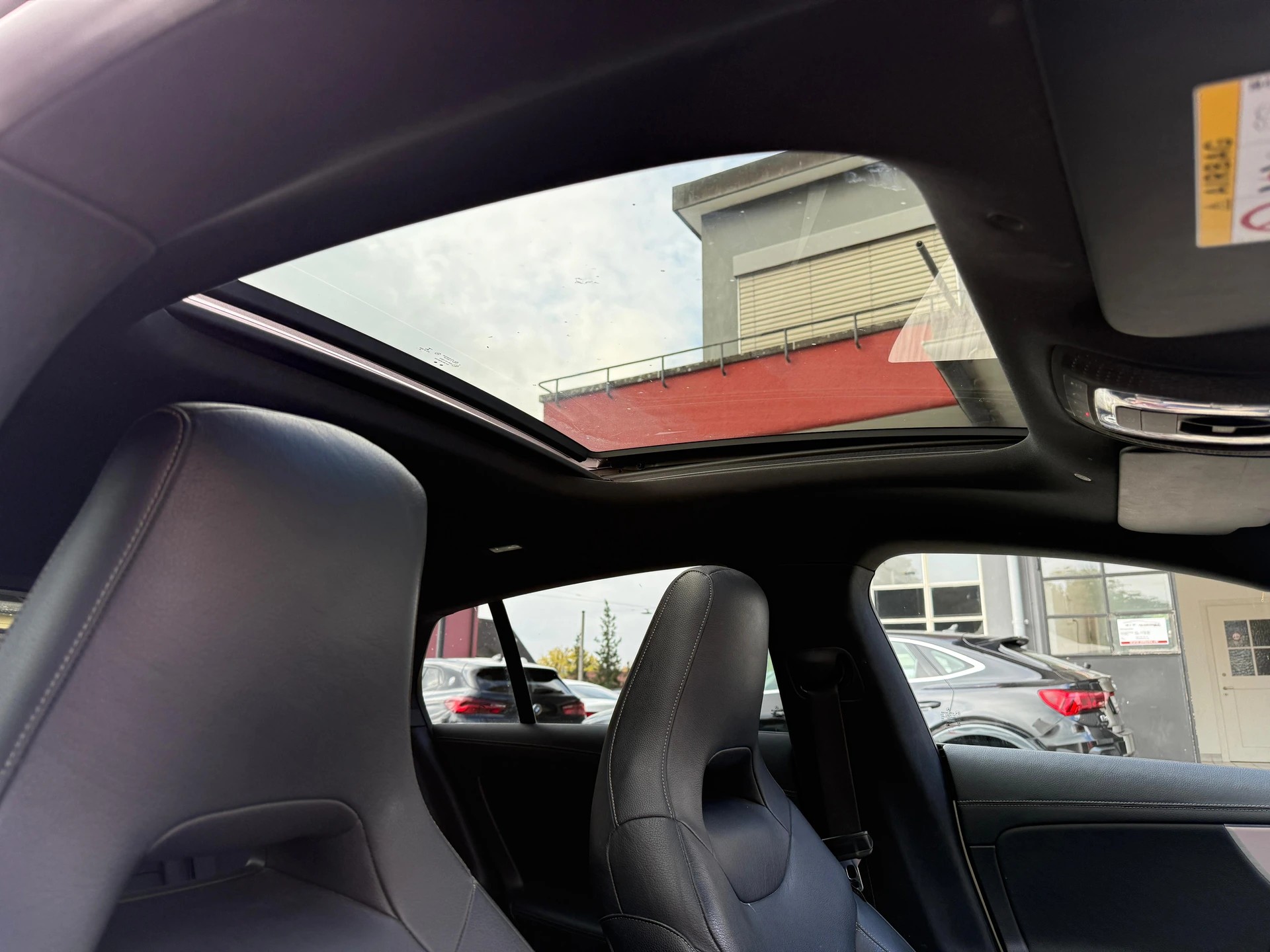 MERCEDES-BENZ CLA 200 AMG Line Shooting Brake-image-12