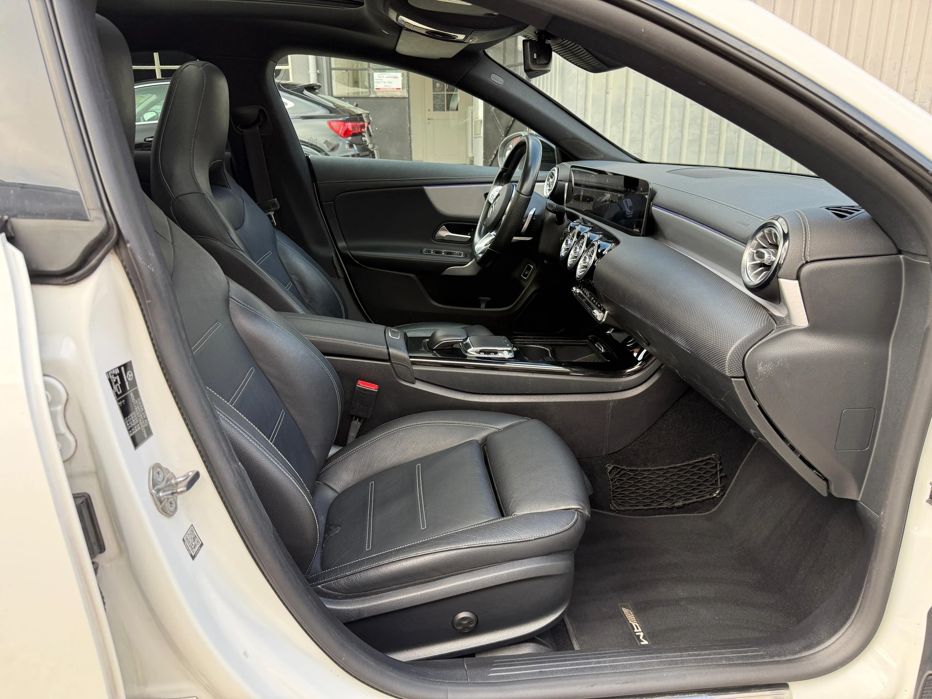 MERCEDES-BENZ CLA 200 AMG Line Shooting Brake-image-9